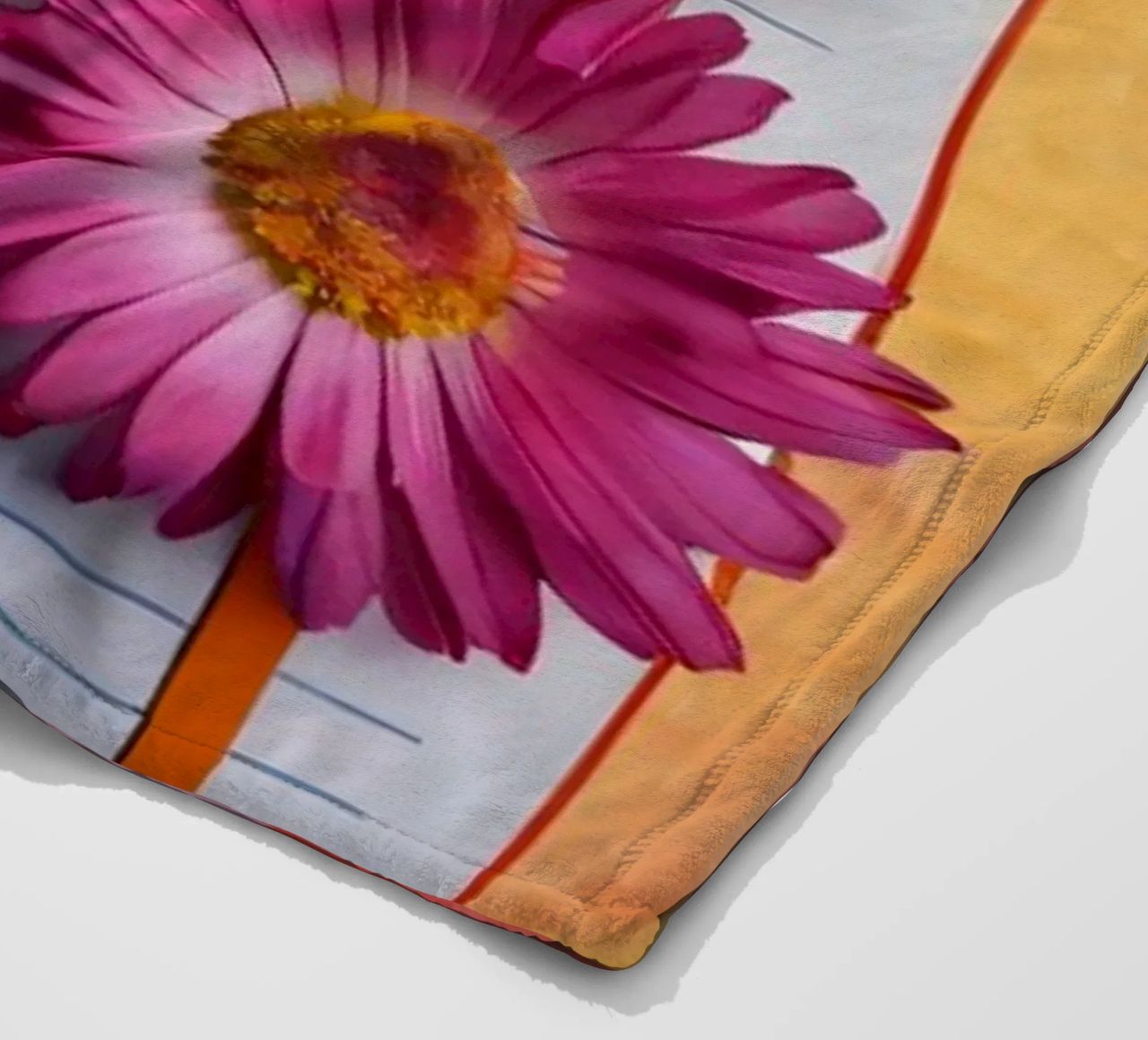 Uno spazio di lavoro colorato con un taccuino con un fiore coperta in pile da DesignDoodle