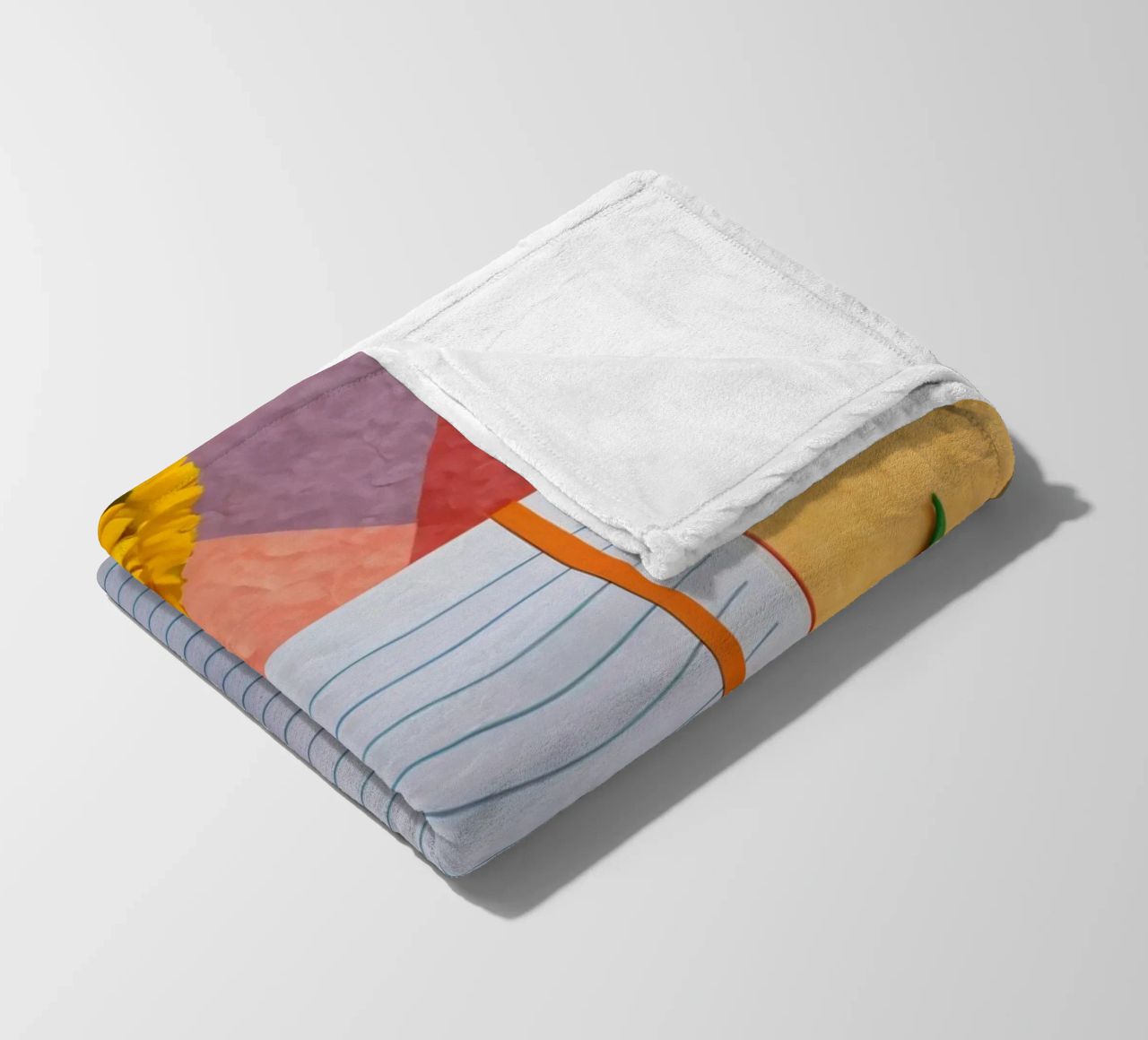 Uno spazio di lavoro colorato con un taccuino con un fiore coperta in pile da DesignDoodle