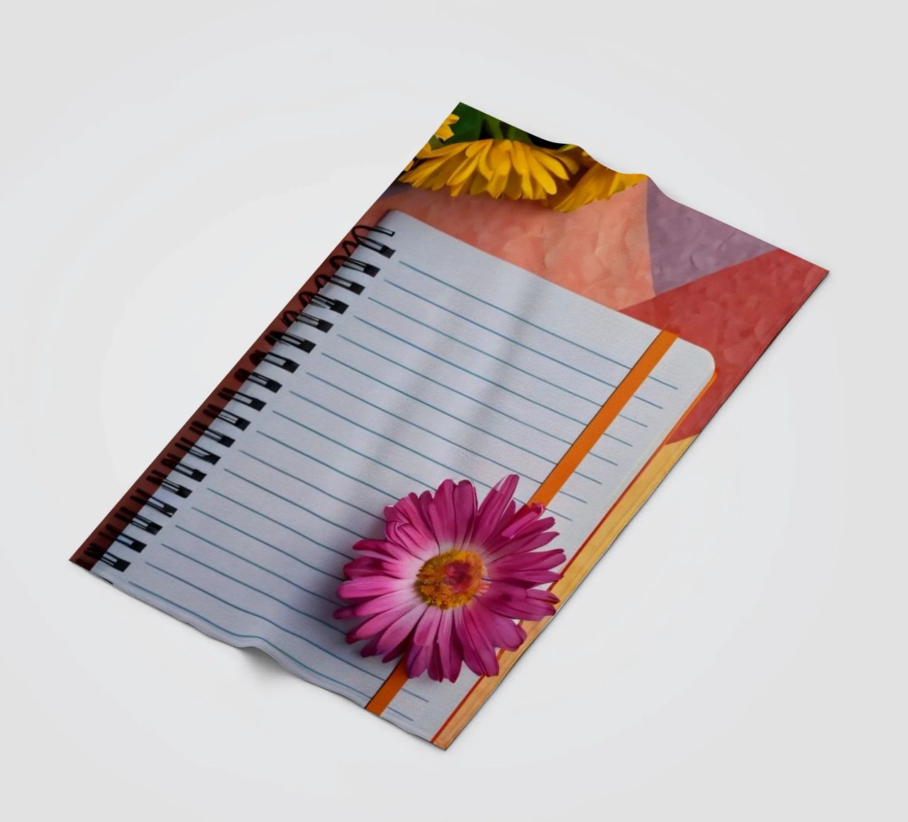 Uno spazio di lavoro colorato con un taccuino con un fiore coperta in pile da DesignDoodle