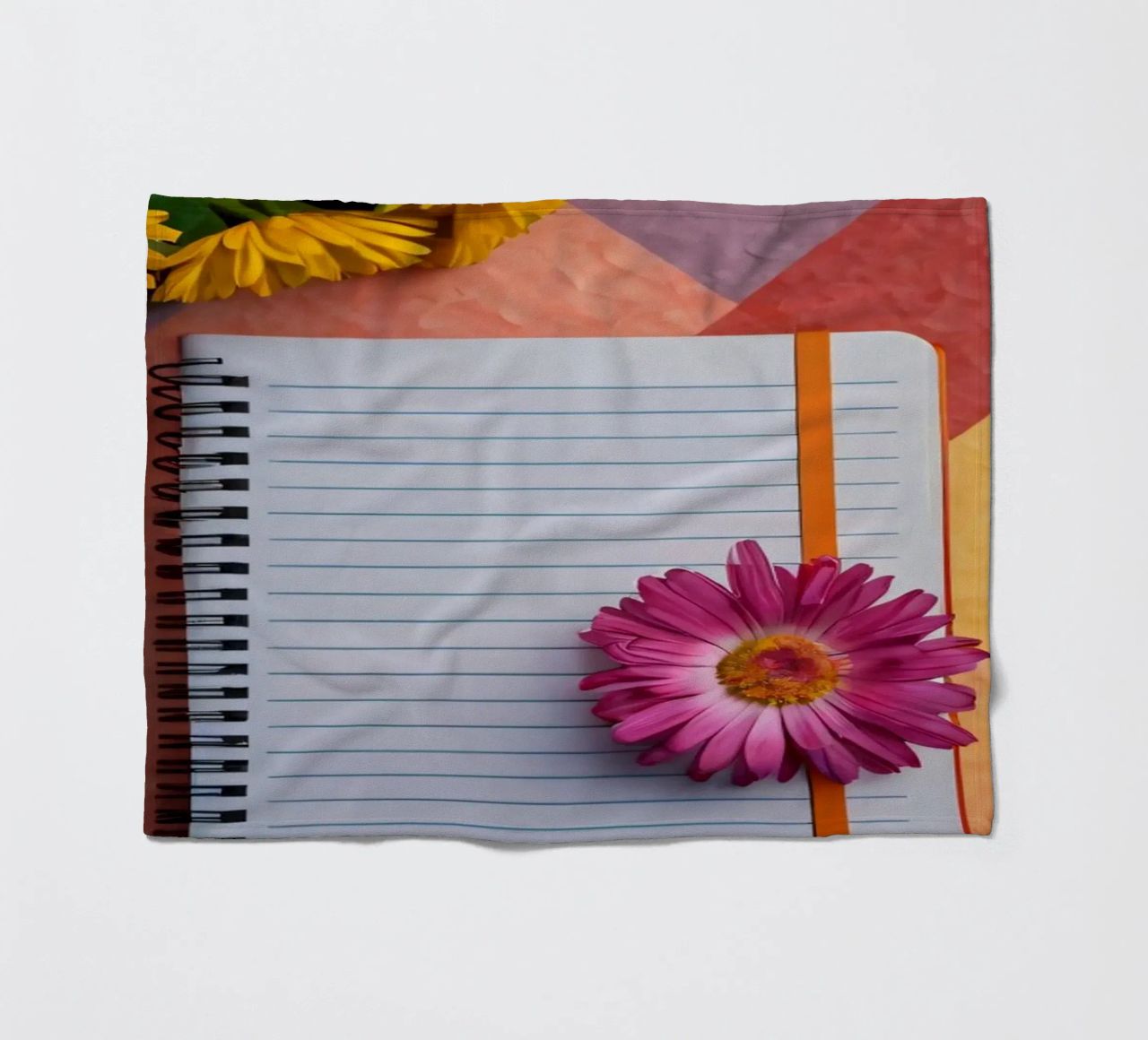 Uno spazio di lavoro colorato con un taccuino con un fiore coperta in pile da DesignDoodle