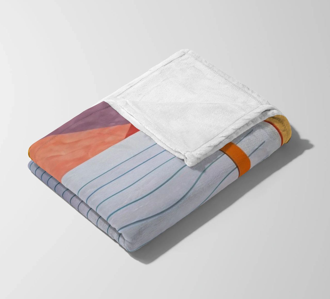 Uno spazio di lavoro colorato con un taccuino con un fiore coperta in pile da DesignDoodle