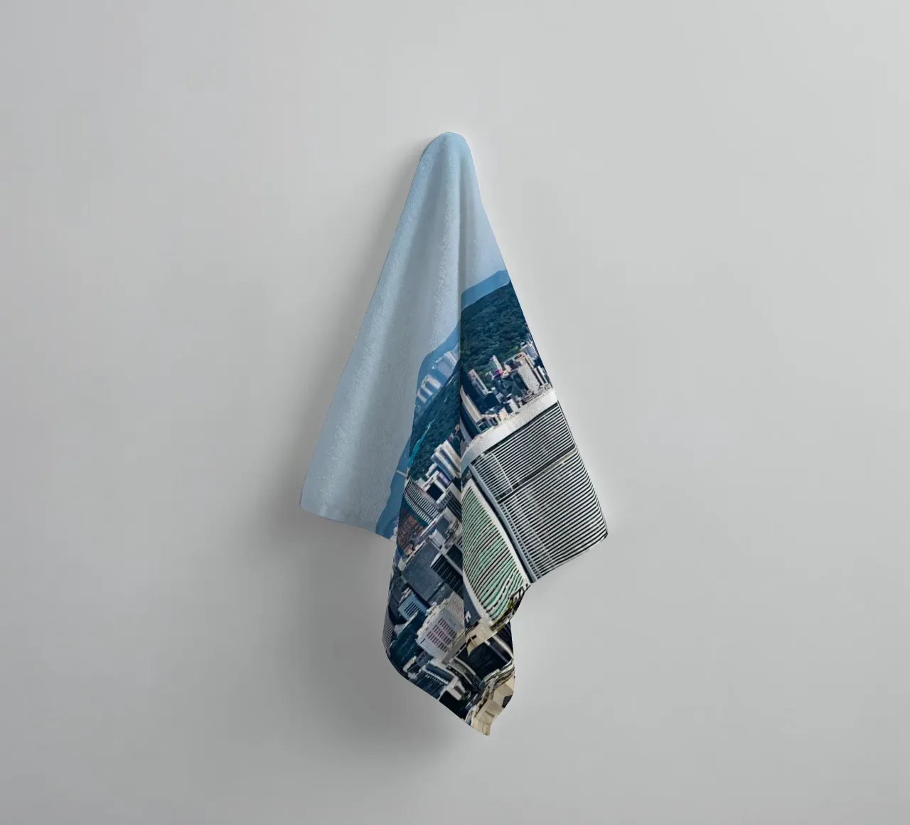 Hongkong view from the Peak asciugamano da bagno da Mathias Remmling Photography