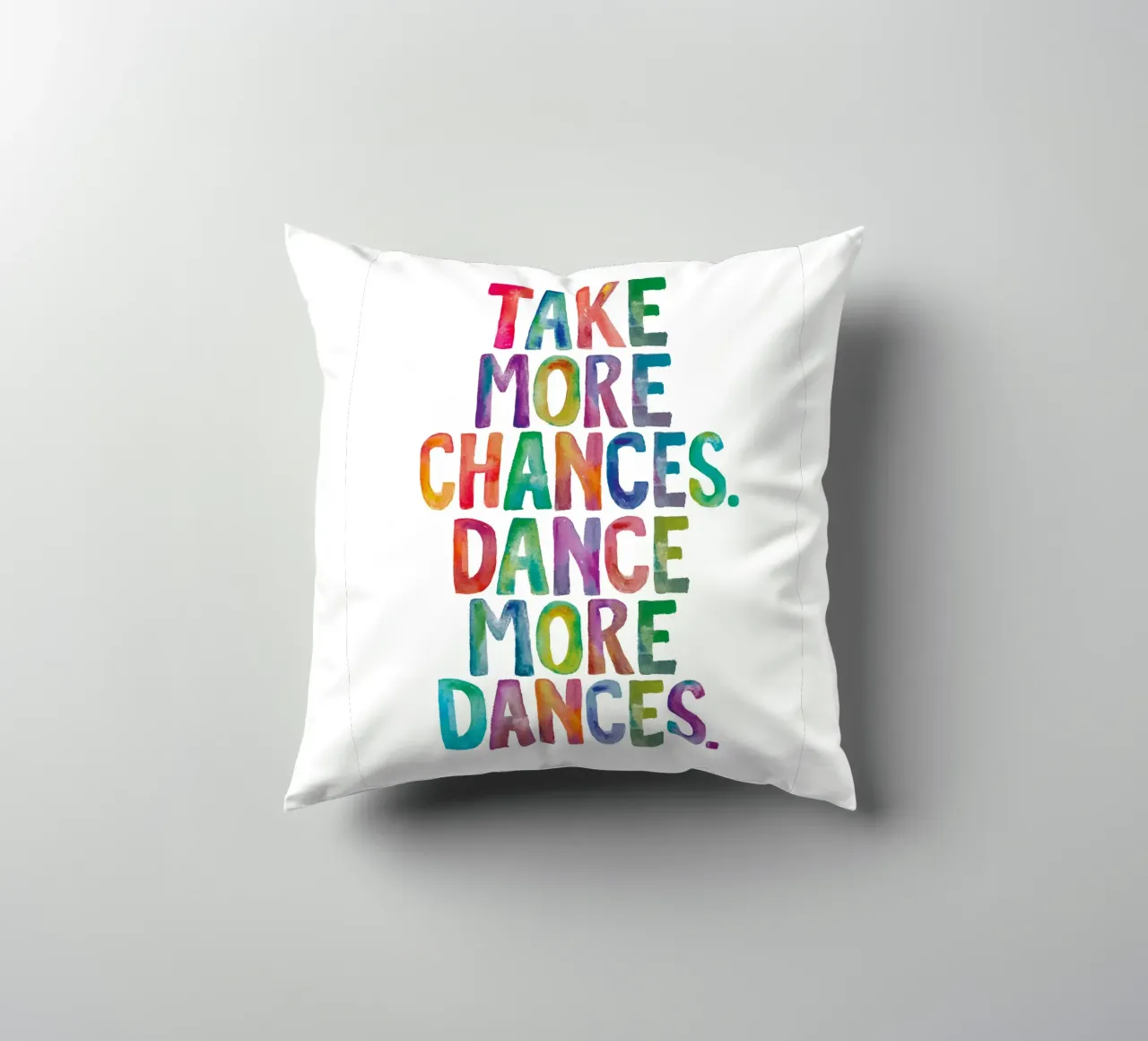 Corri più rischi Balla più balli Acquerelli arcobaleno cuscino da THE MOTIVATED TYPE