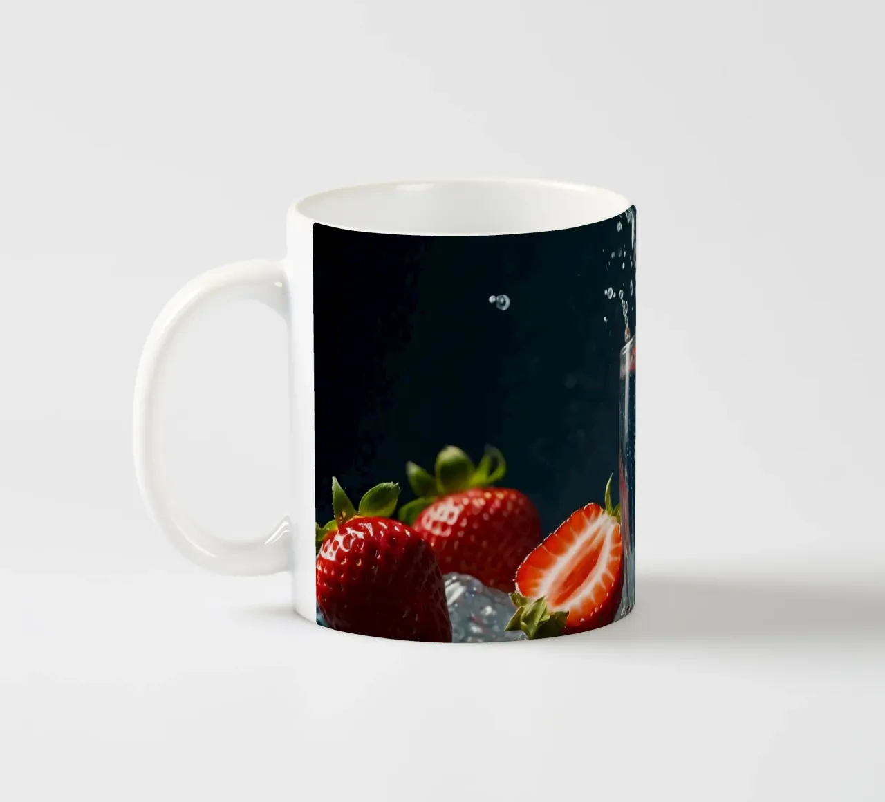 spruzzi d'acqua in un bicchiere circondato da fragole fresche tazza in ceramica da DesignDoodle