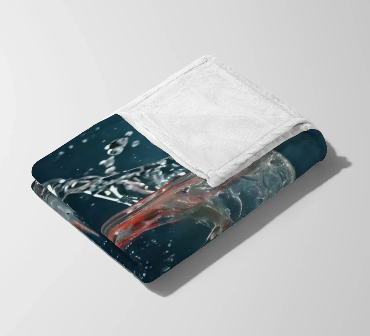 spruzzi d'acqua in un bicchiere circondato da fragole fresche coperta in pile da DesignDoodle