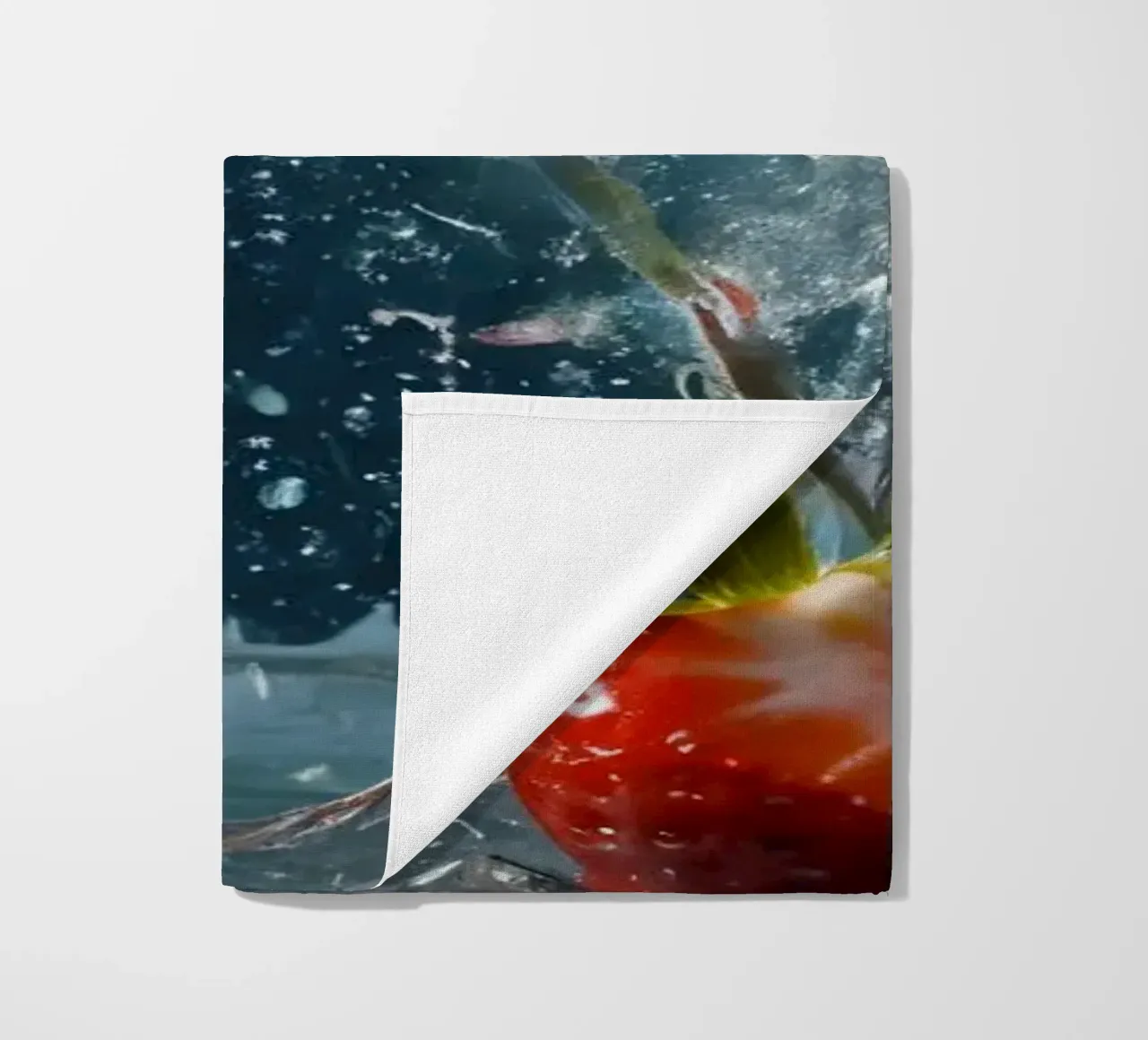 spruzzi d'acqua in un bicchiere circondato da fragole fresche telo mare da DesignDoodle