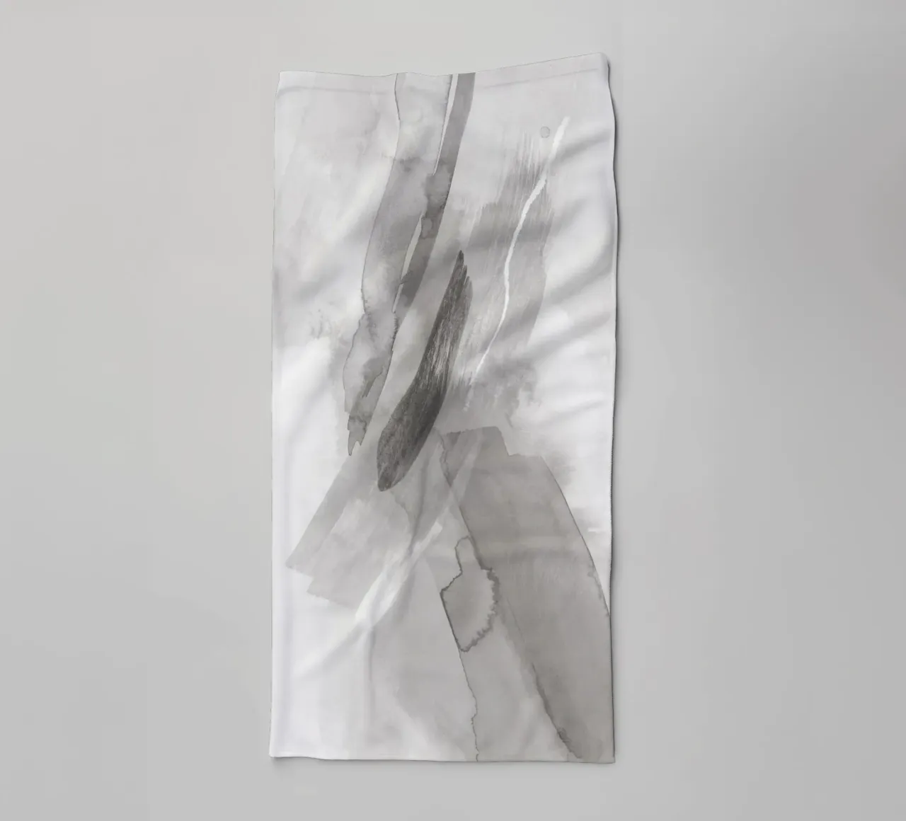 Pinselstriche Grautöne 3 Handtuch von NouveauPrints