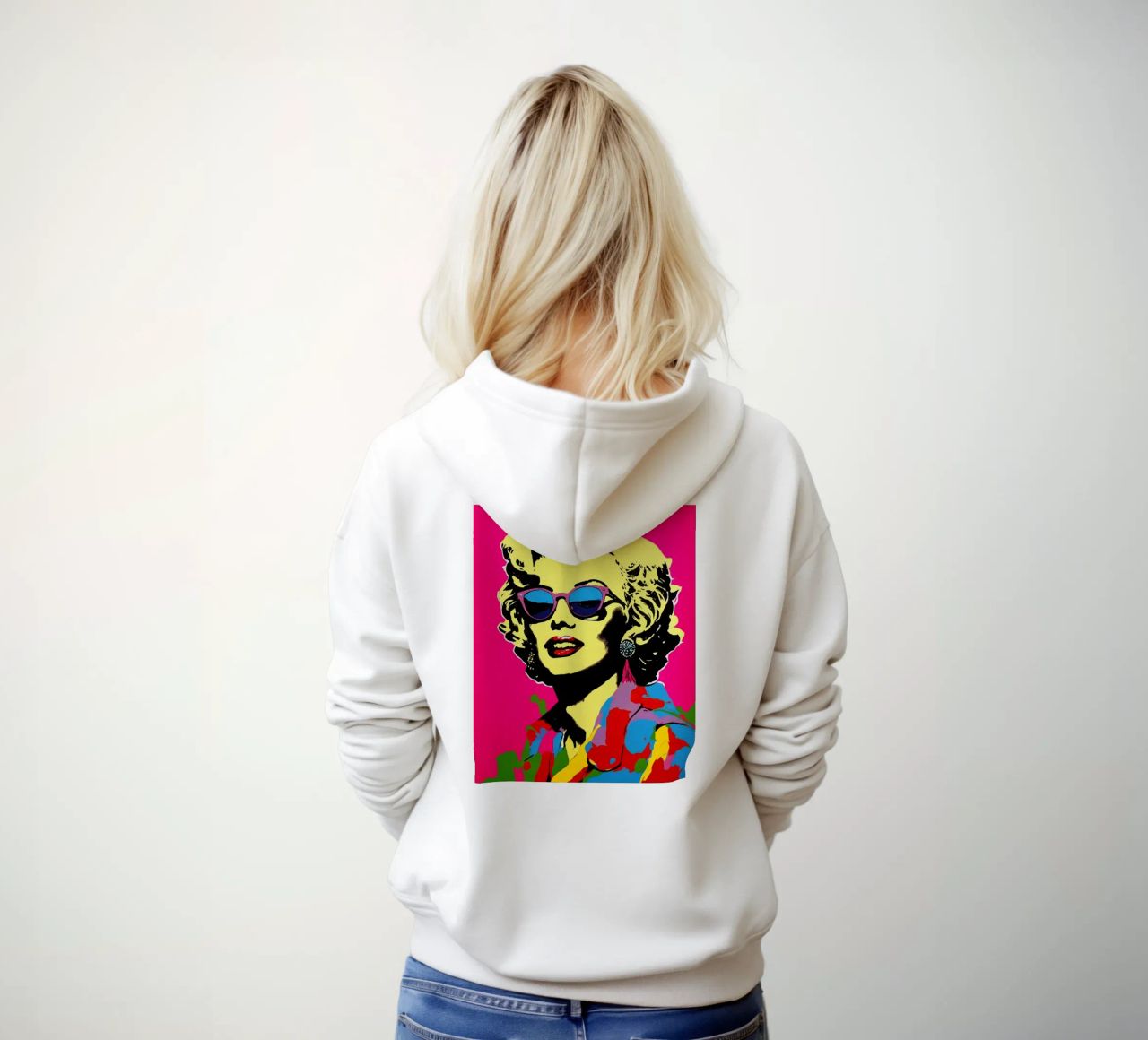 Signora in rosa felpa con cappuccio da Eni Brandon
