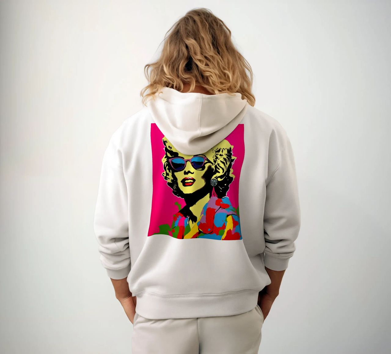 Signora in rosa felpa con cappuccio da Eni Brandon