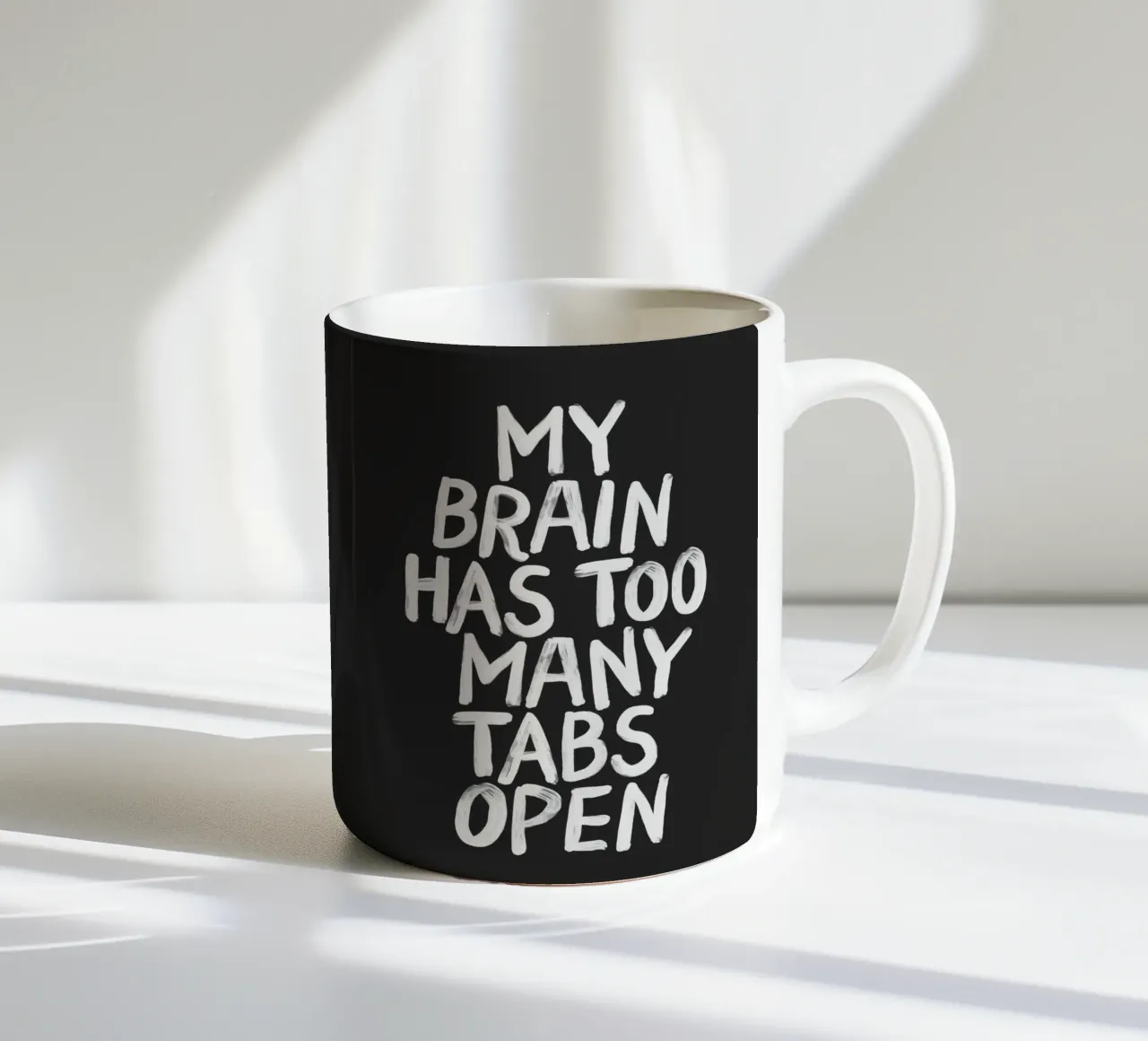 Mein Gehirn hat zu viele Registerkarten geöffnet Moderne, ansprechende Typografie Keramik Tasse von THE MOTIVATED TYPE