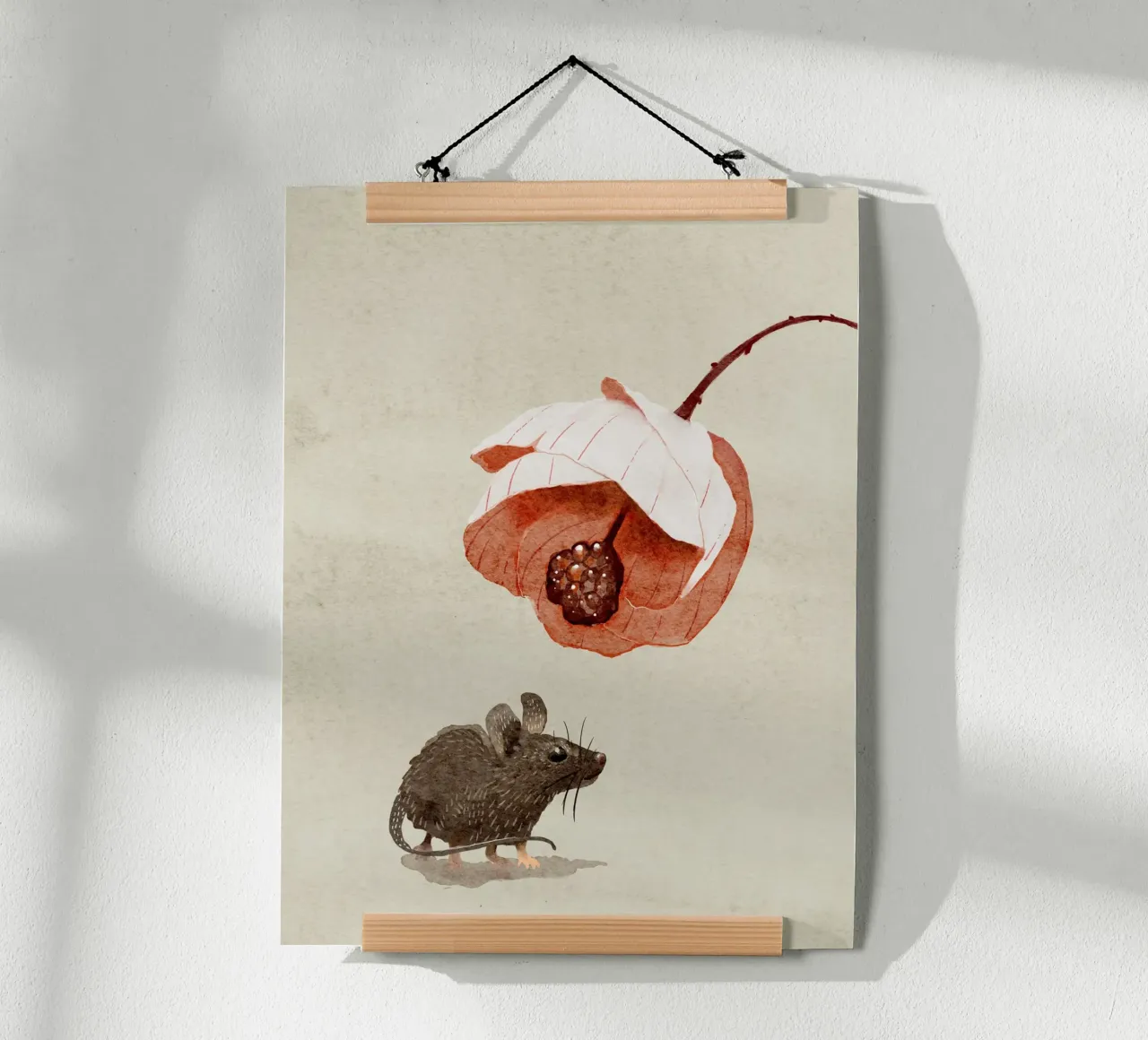 Topo e fiore poster con telaio in alluminio da Katie O'Shea