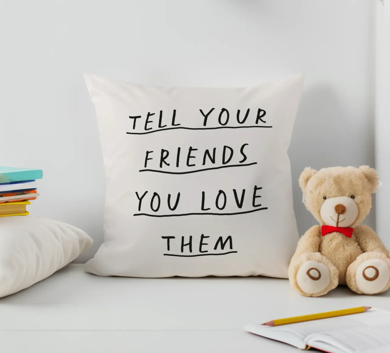 Dite ai vostri amici che li amate, stampa sentimentale sull'amicizia cuscino da THE MOTIVATED TYPE
