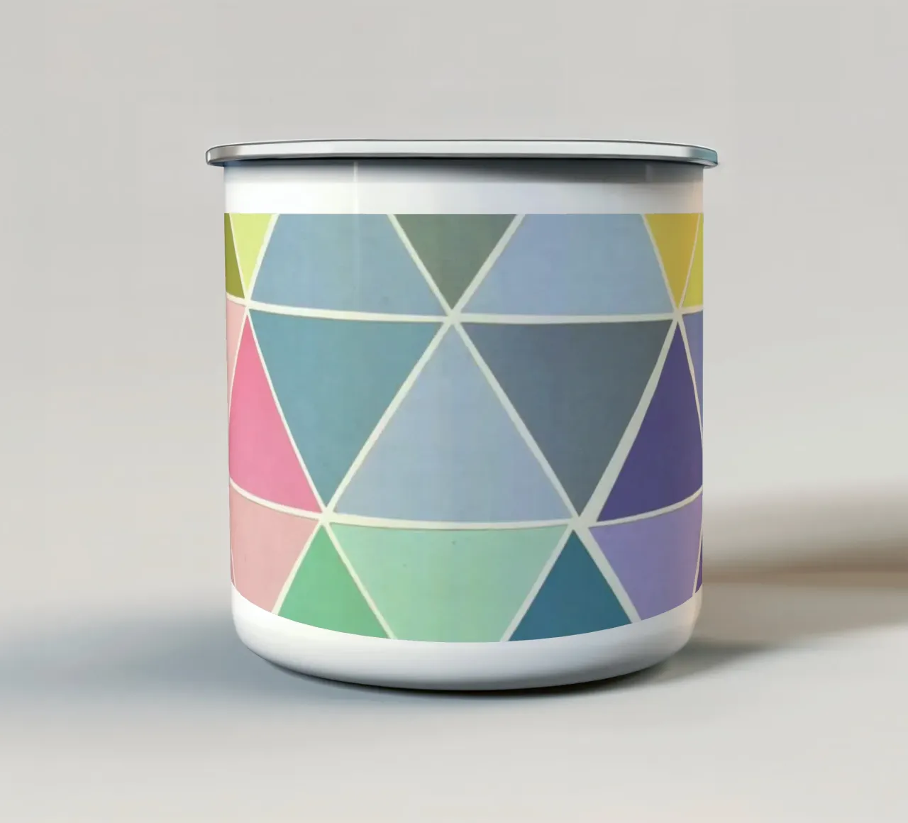 Frammentato tazza in smalto da Cassia Beck Collage