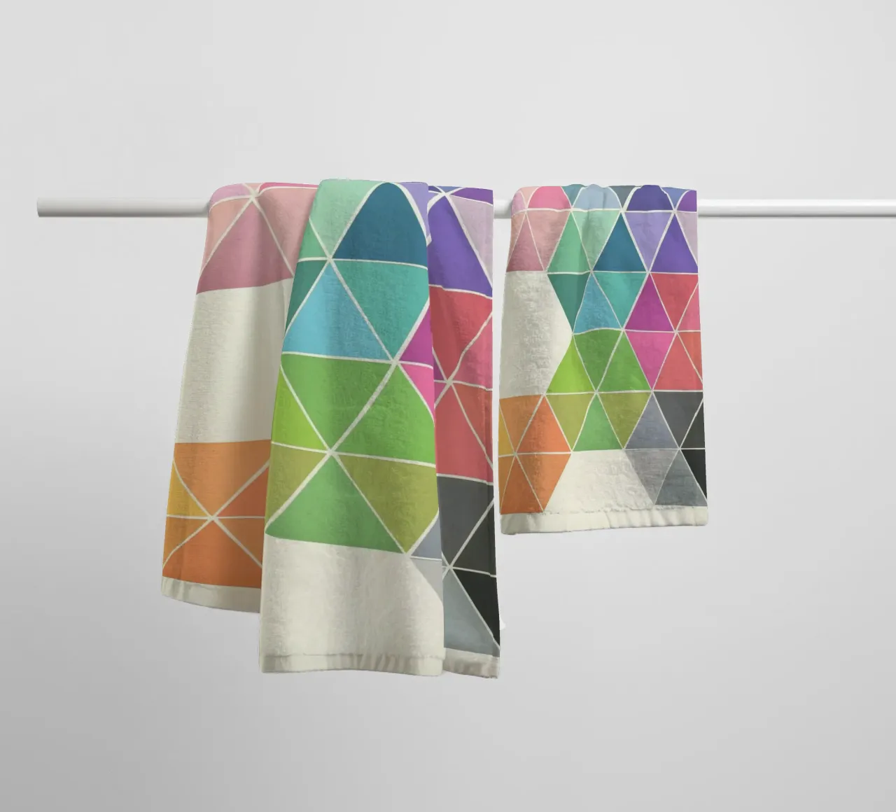 Gefragmenteerd badhanddoek van Cassia Beck Collage