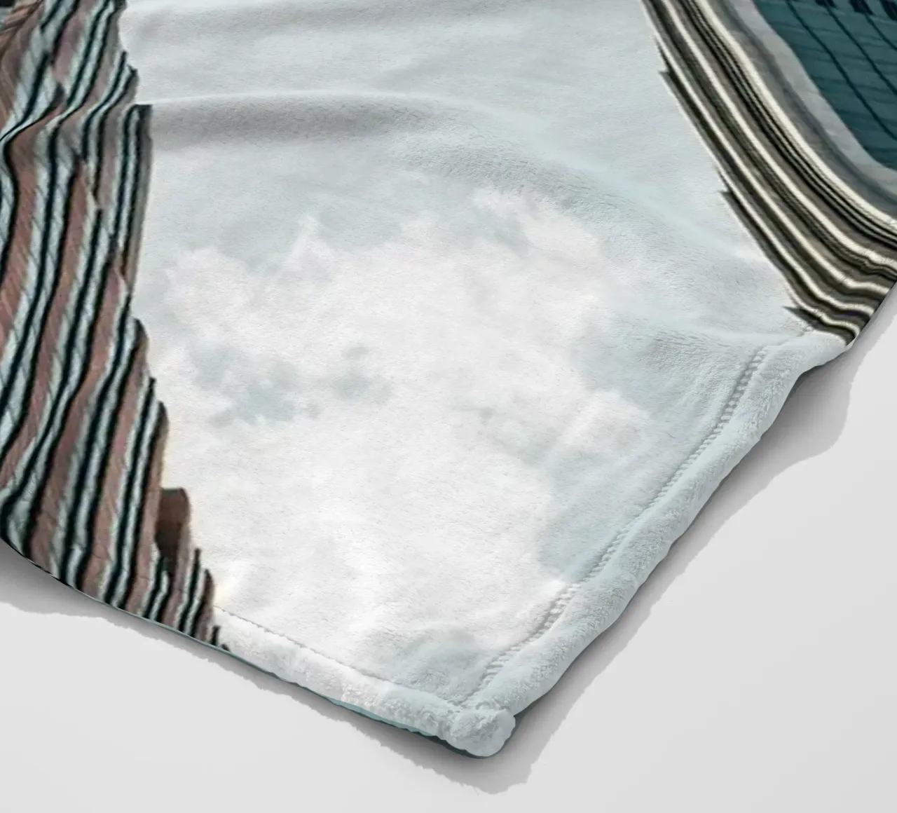 Skyscarper coperta in pile da Flo Klein