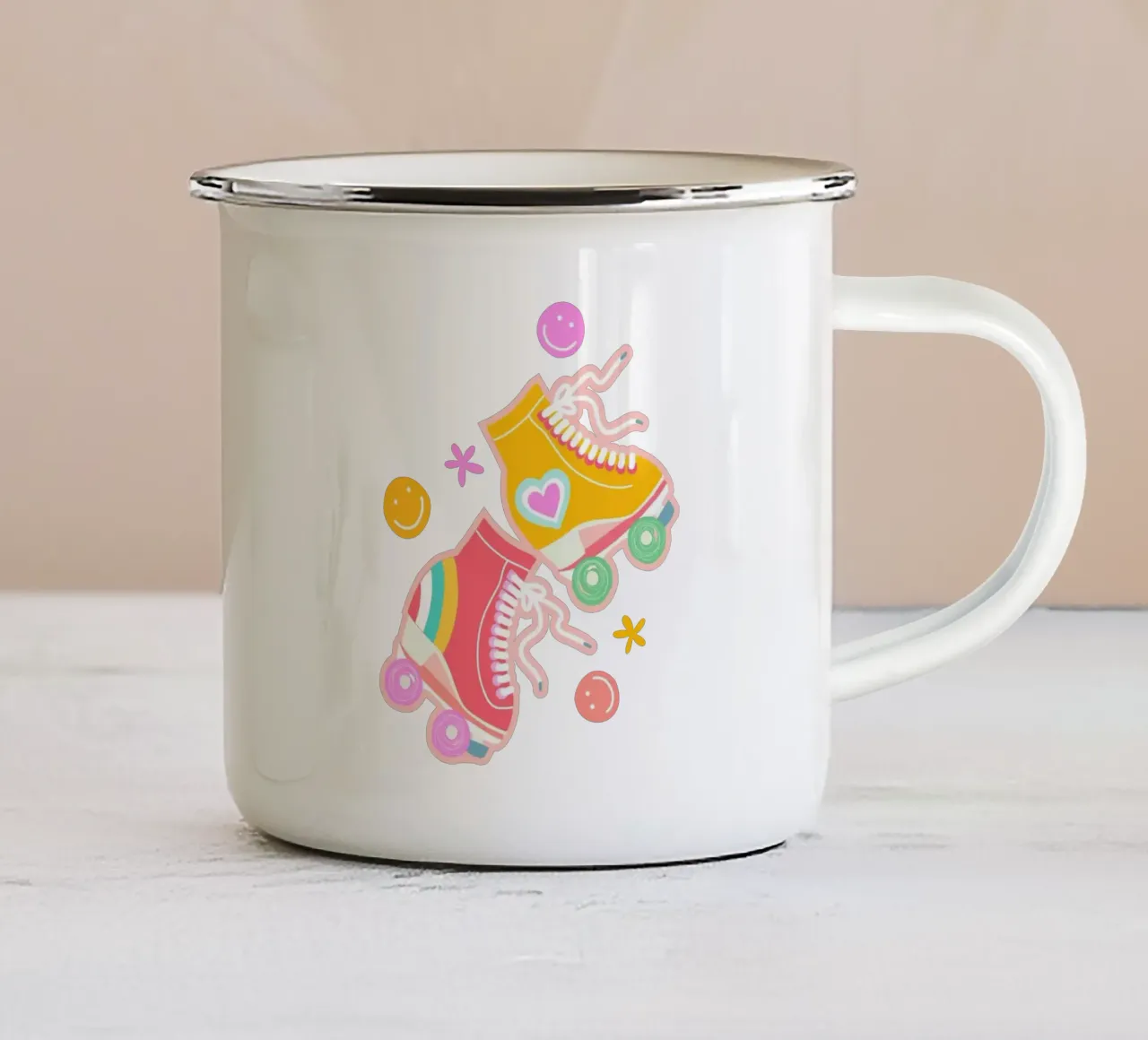 Cartamodello "Groovy Rainbow Roller Skates and Stars" (Pattini a rotelle e stelle) tazza in smalto da Dominique Vari