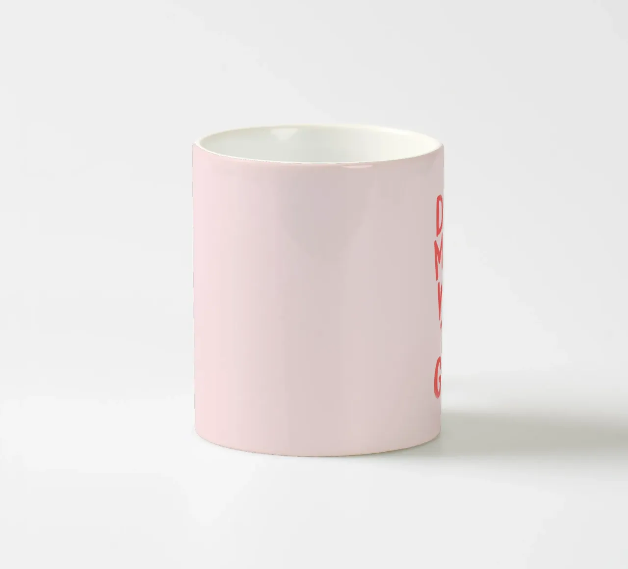 Non scherzare con le ragazze: una coraggiosa dichiarazione femminista tazza in ceramica da THE MOTIVATED TYPE