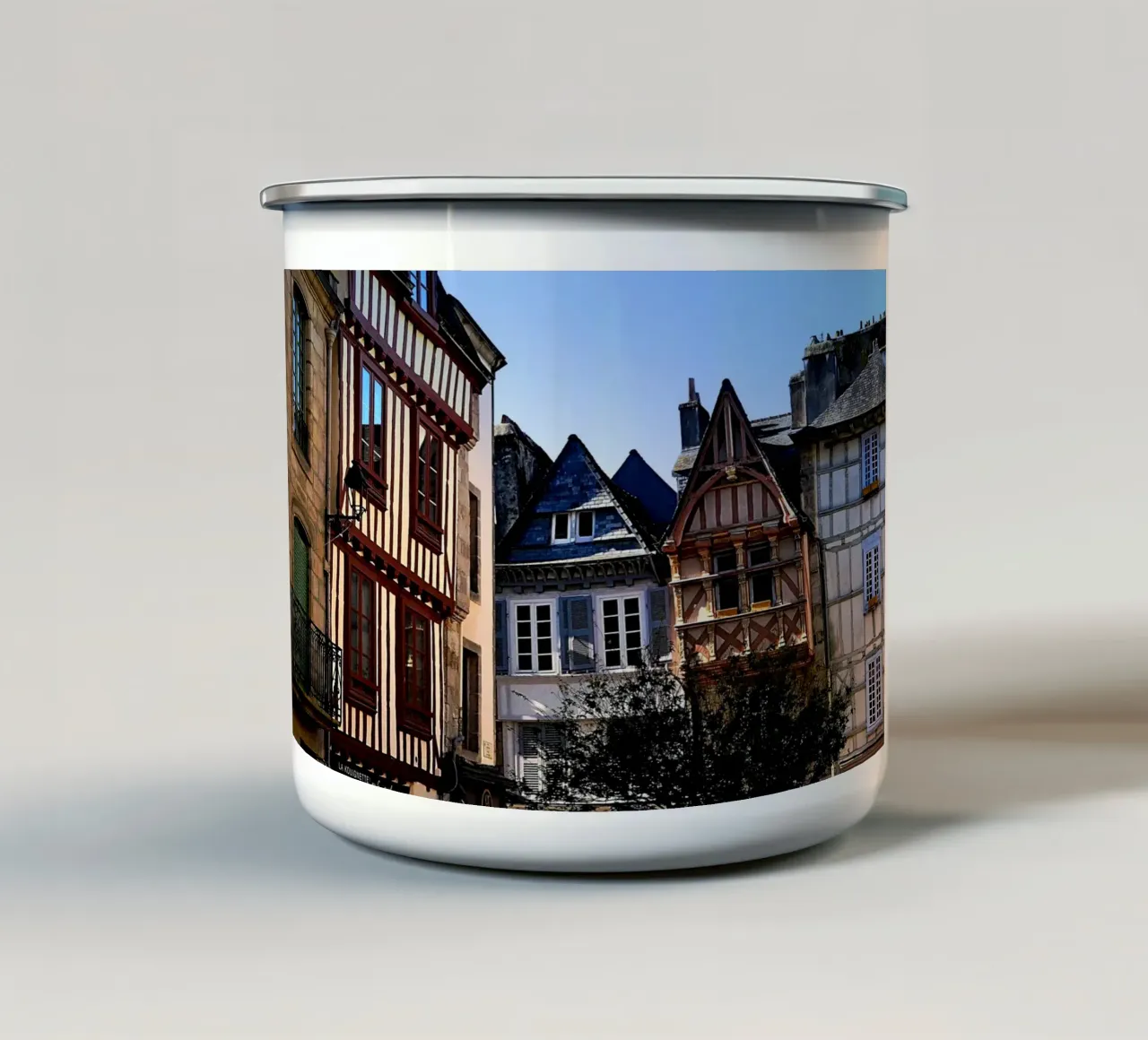 FAA273 Quimper Bretagne France. tazza in smalto da Thierry vobmann photography
