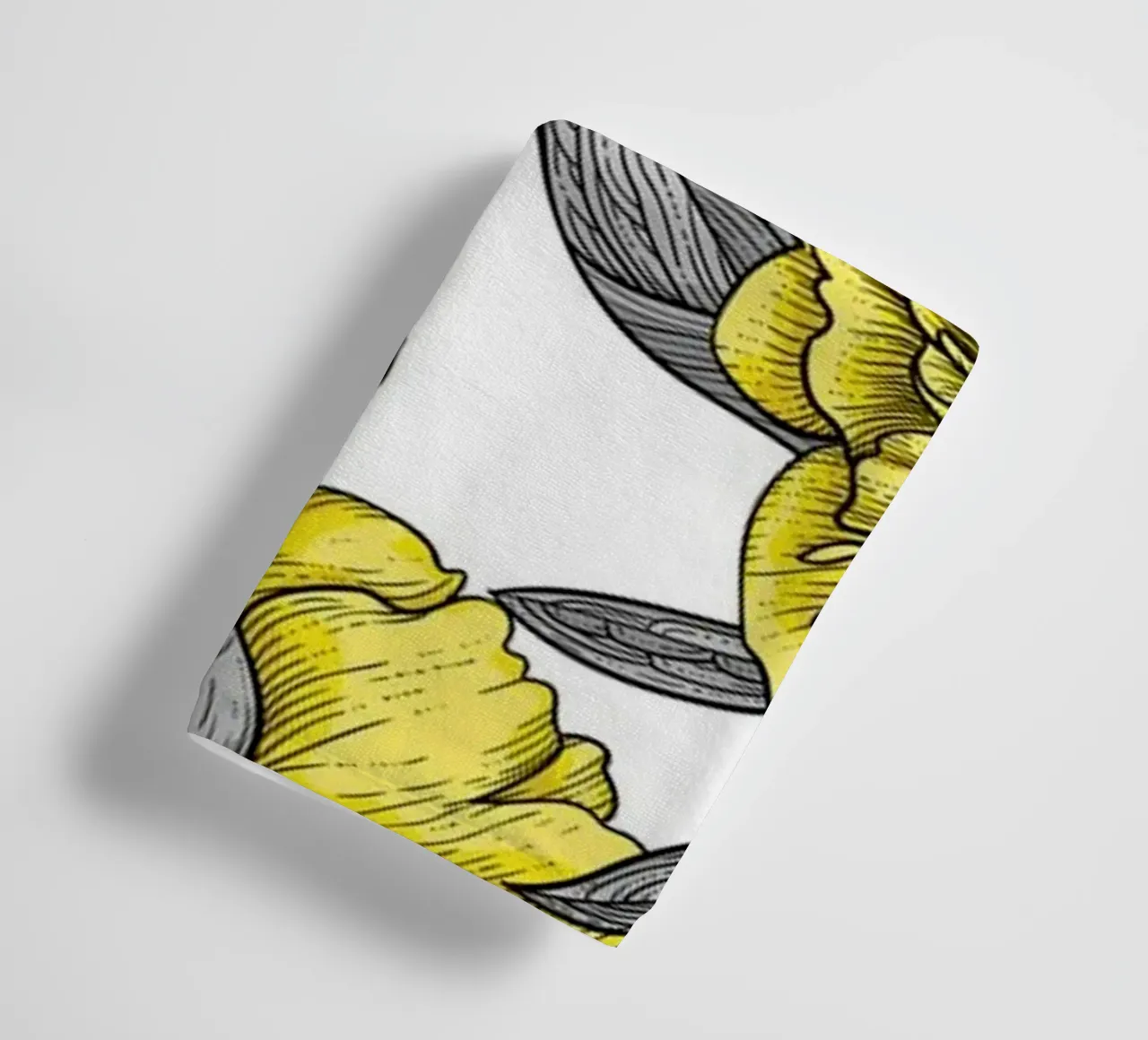 Gele pioenrozentuin badhanddoek van Painted Nature