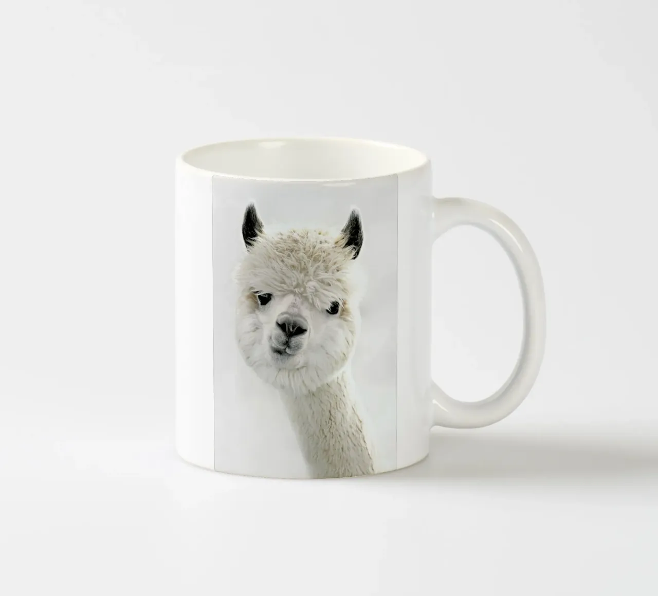 Peeky Alpaca keramische mok van Monika Strigel