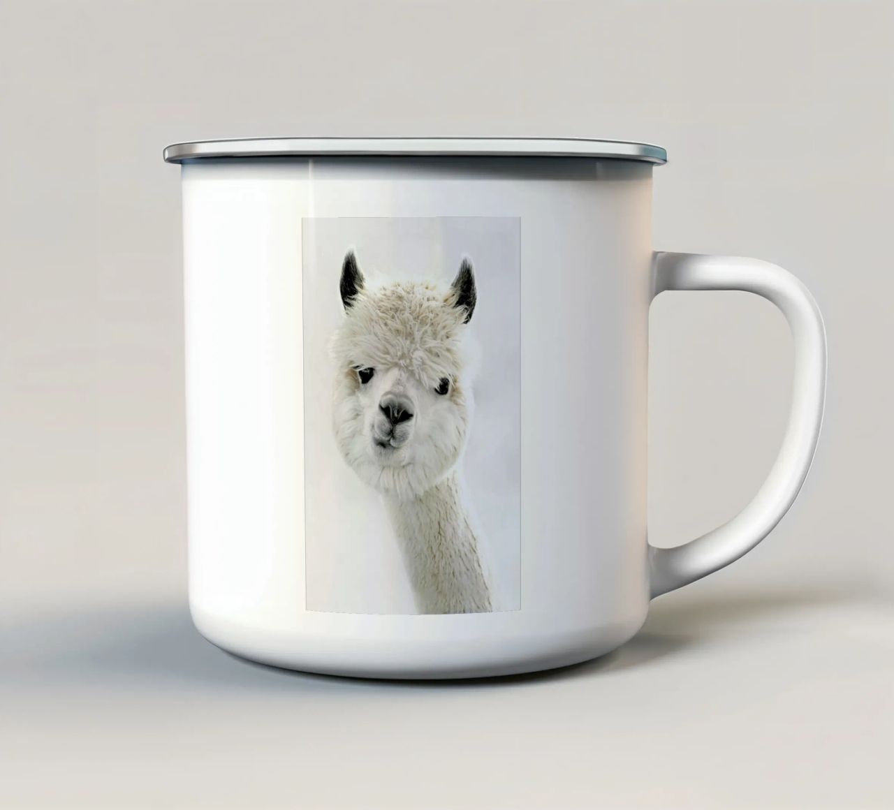 Peeky Alpaca tazza in smalto da Monika Strigel