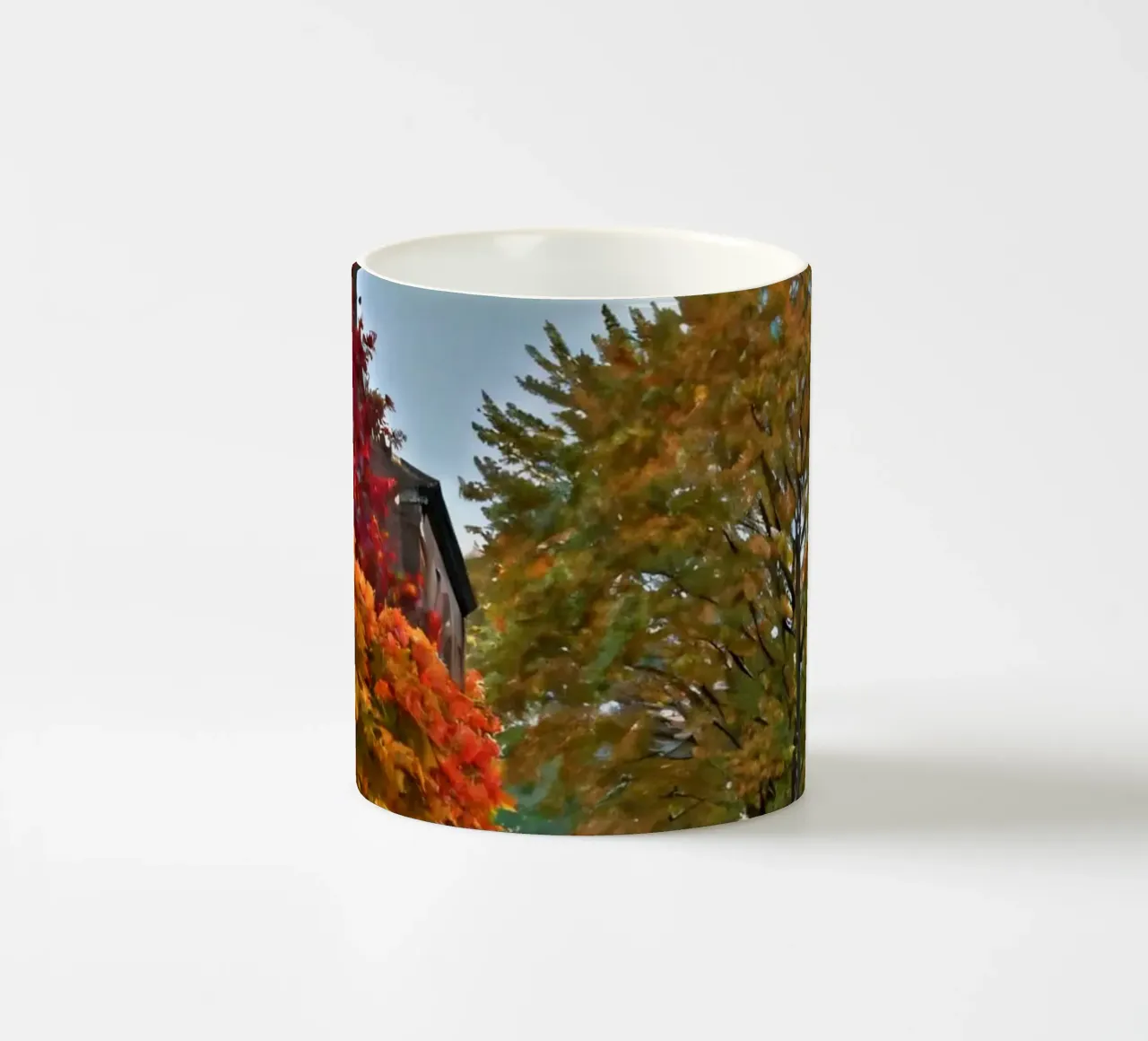Incantevole strada acciottolata fiancheggiata da alberi tazza in ceramica da DesignDoodle