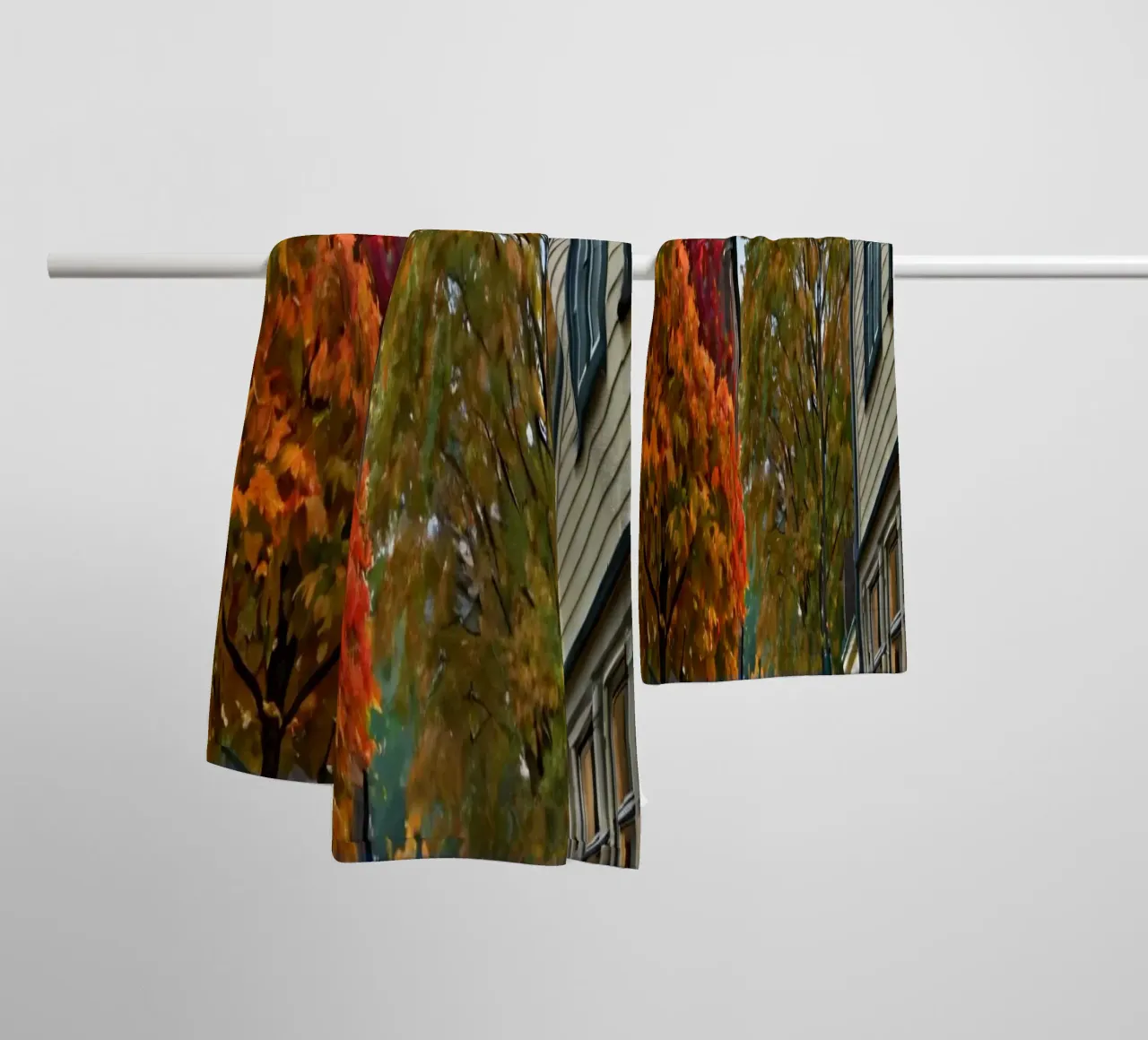 Incantevole strada acciottolata fiancheggiata da alberi asciugamano da bagno da DesignDoodle