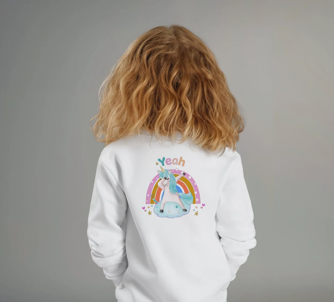 Simpatico unicorno. Con arcobaleno. felpa bambino da CalliLetters