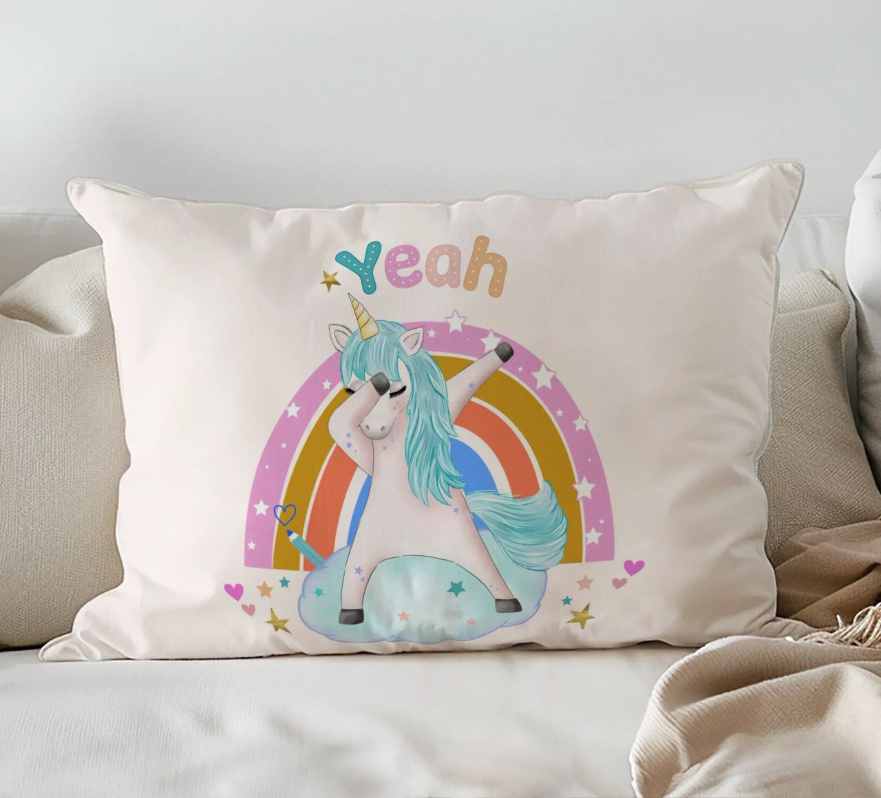 Simpatico unicorno. Con arcobaleno. cuscino da CalliLetters