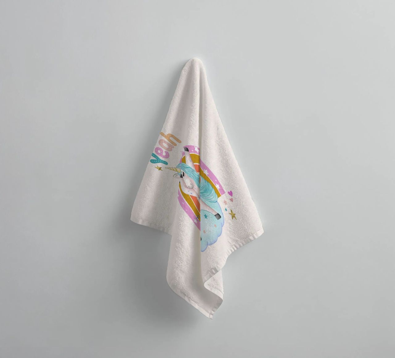 Simpatico unicorno. Con arcobaleno. asciugamano da bagno da CalliLetters