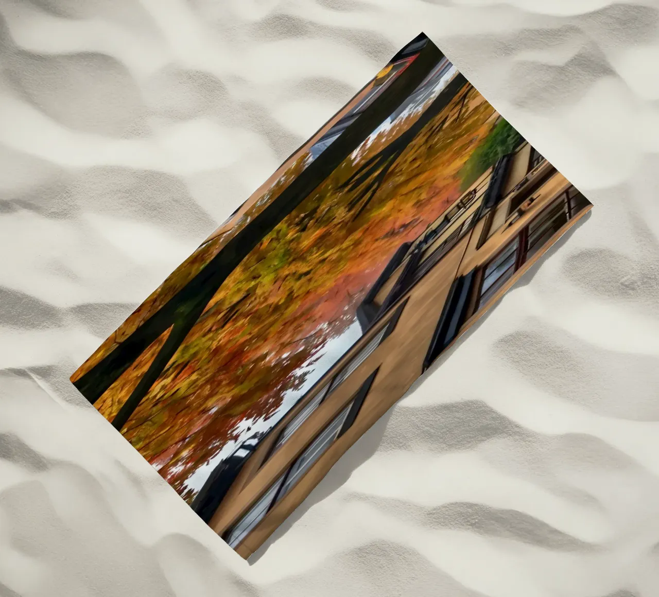 Tranquilla strada di ciottoli in autunno con foglie colorate telo mare da DesignDoodle