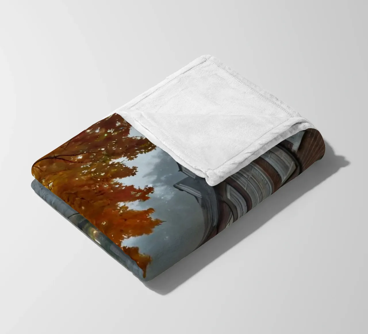 Una piovosa giornata autunnale in una pittoresca cittadina dalle strade acciottolate coperta in pile da DesignDoodle