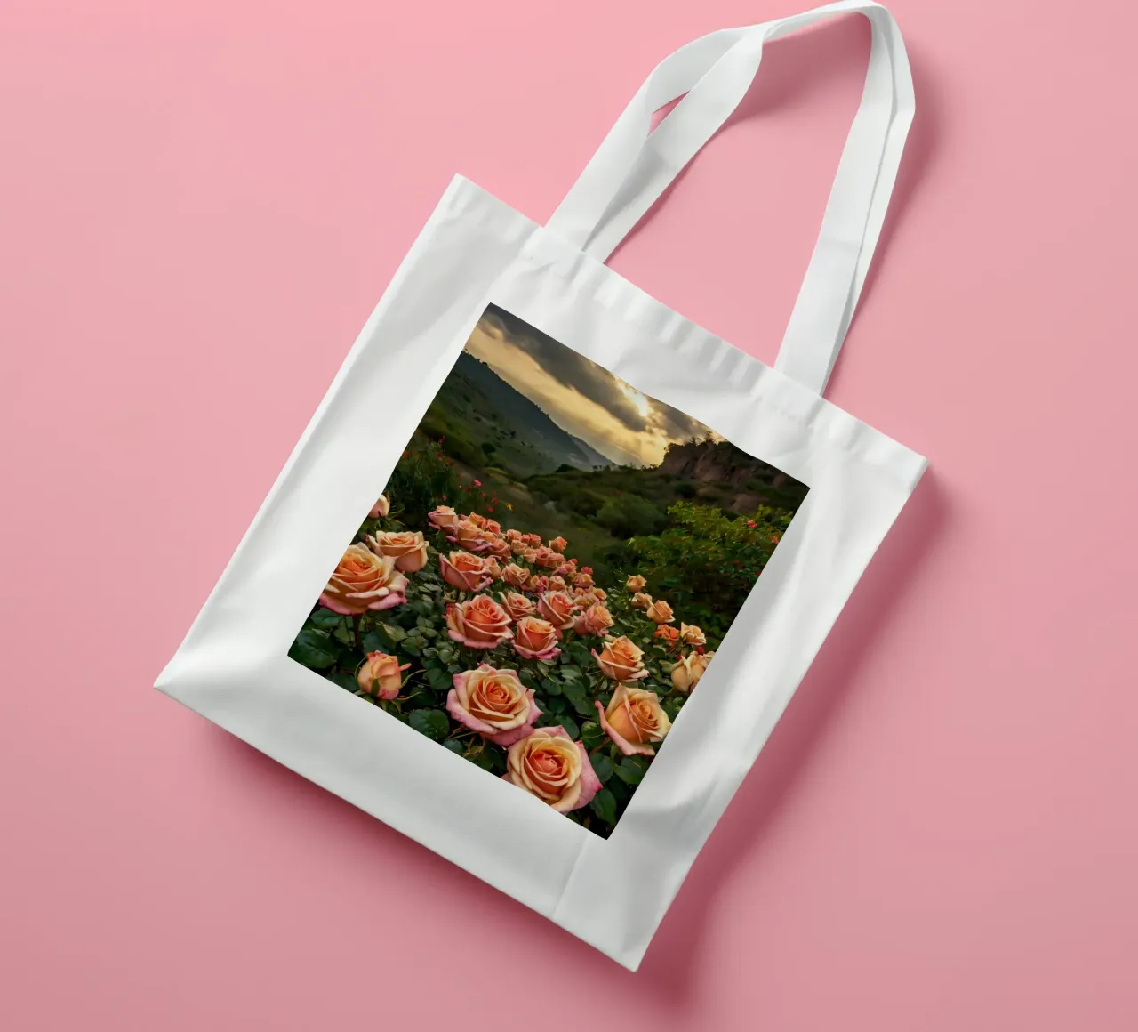 Un vivace campo di rose color pesca in fiore in una valle panoramica borsa in juta da DesignDoodle