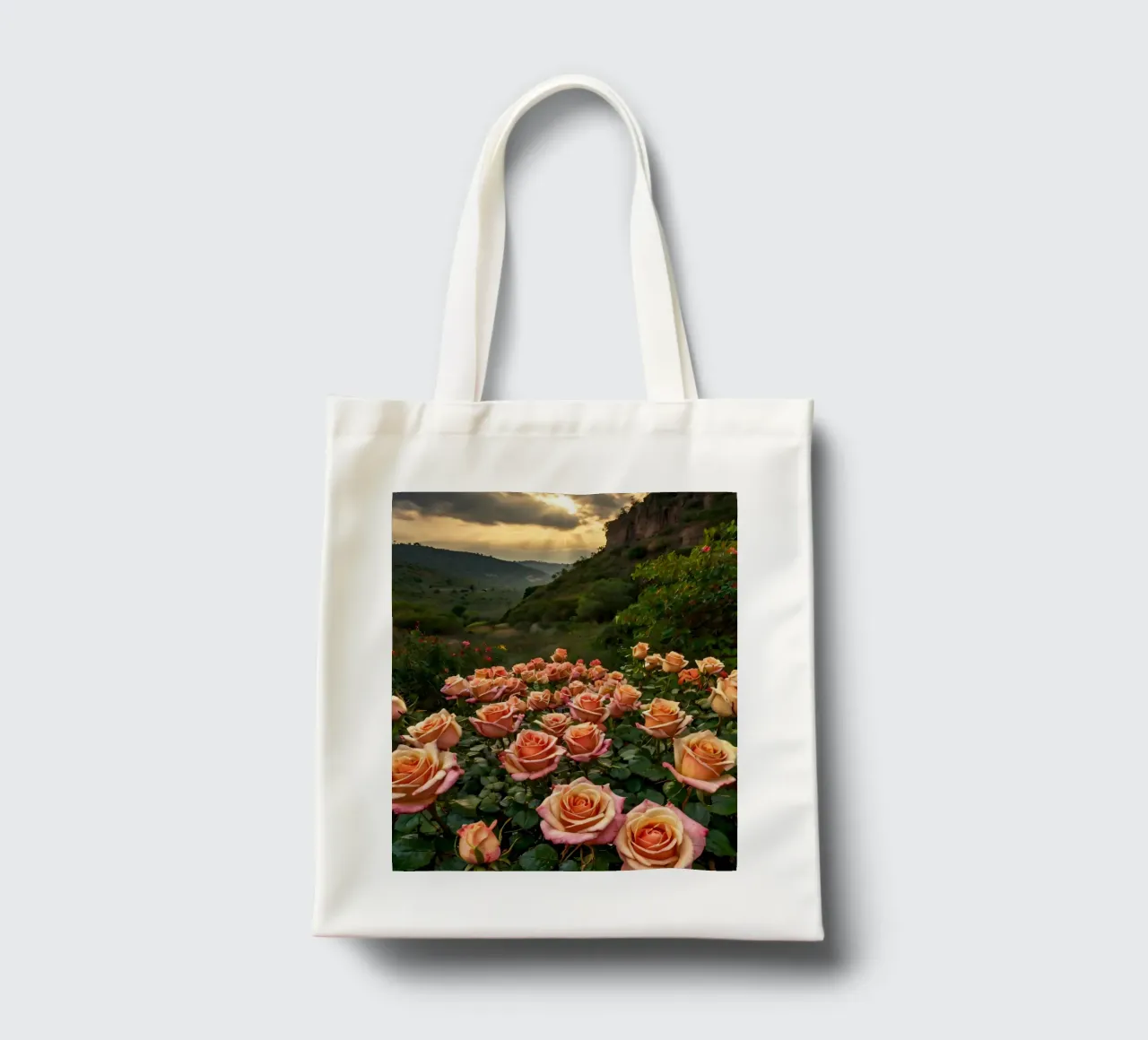 Un vivace campo di rose color pesca in fiore in una valle panoramica borsa in juta da DesignDoodle