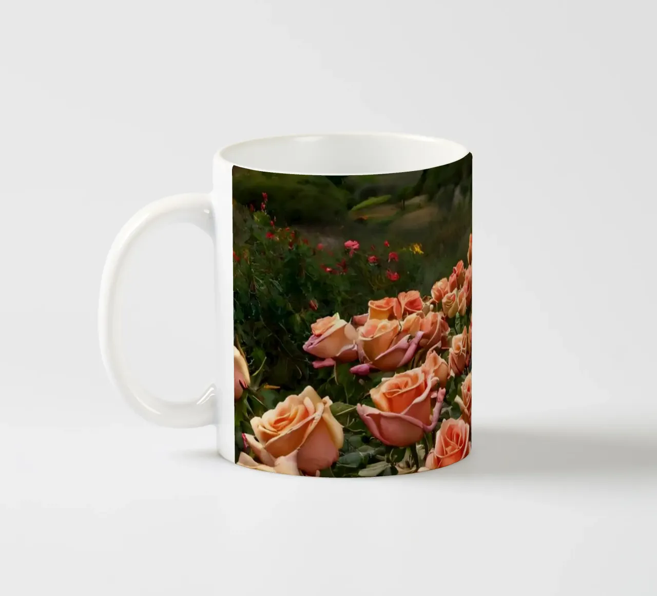 Un vivace campo di rose color pesca in fiore in una valle panoramica tazza in ceramica da DesignDoodle