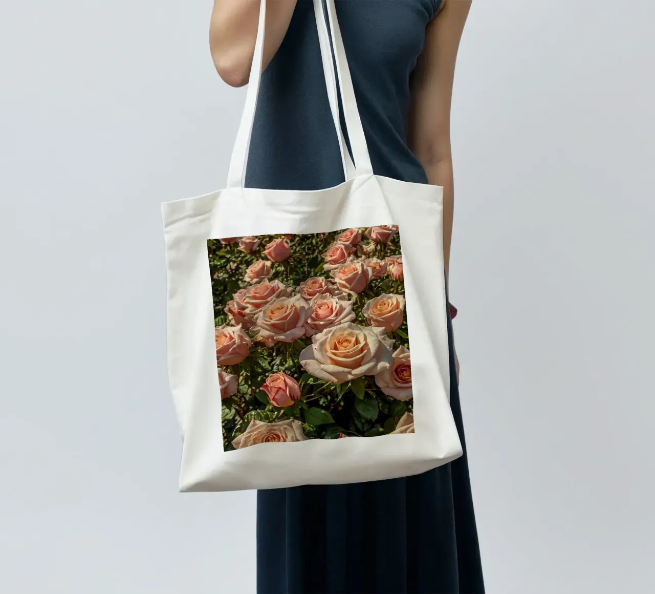 Schöne blühende Pfirsichrosen in einem lebendigen Garten Jutebeutel von DesignDoodle