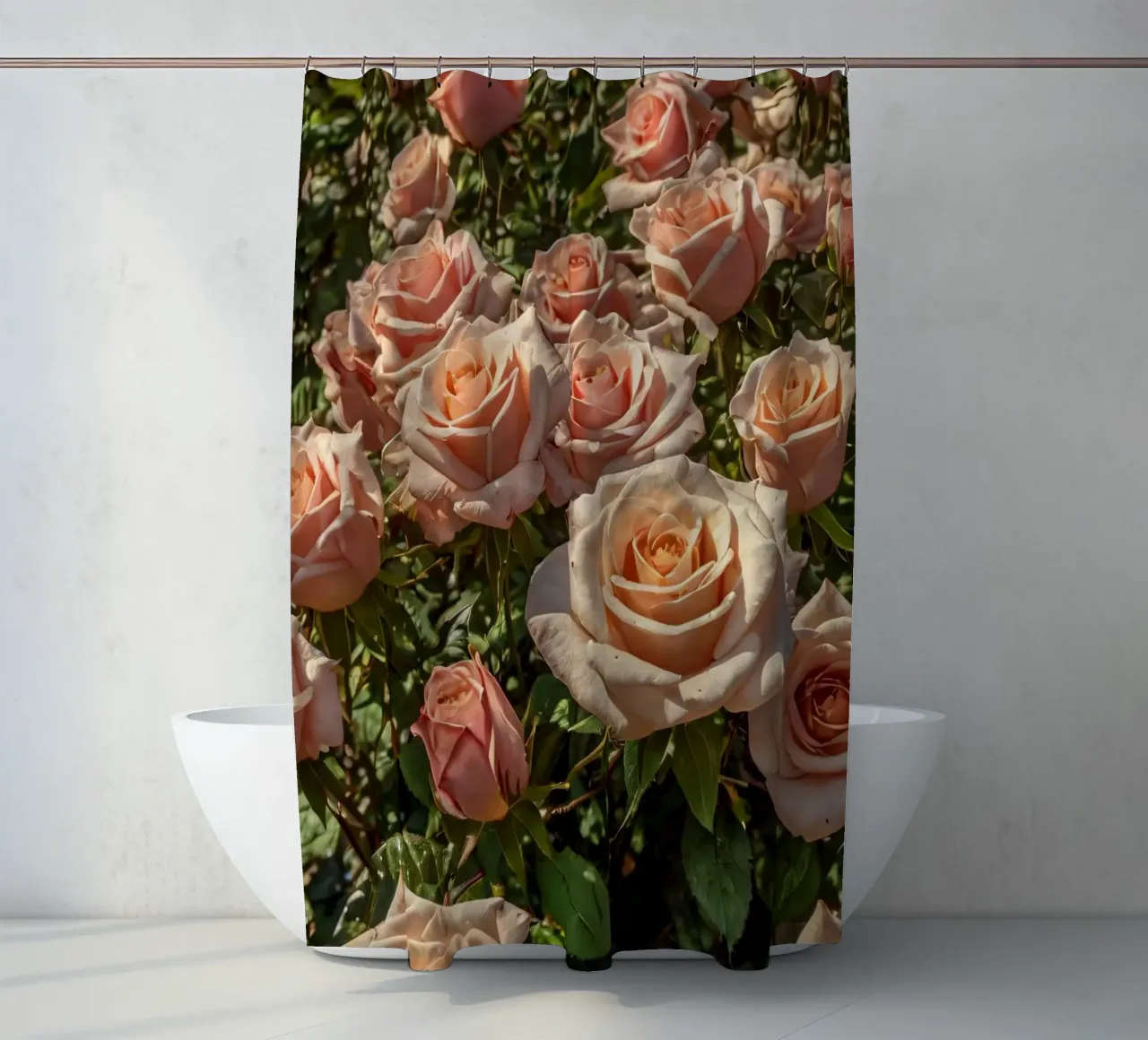 Schöne blühende Pfirsichrosen in einem lebendigen Garten Duschvorhang von DesignDoodle