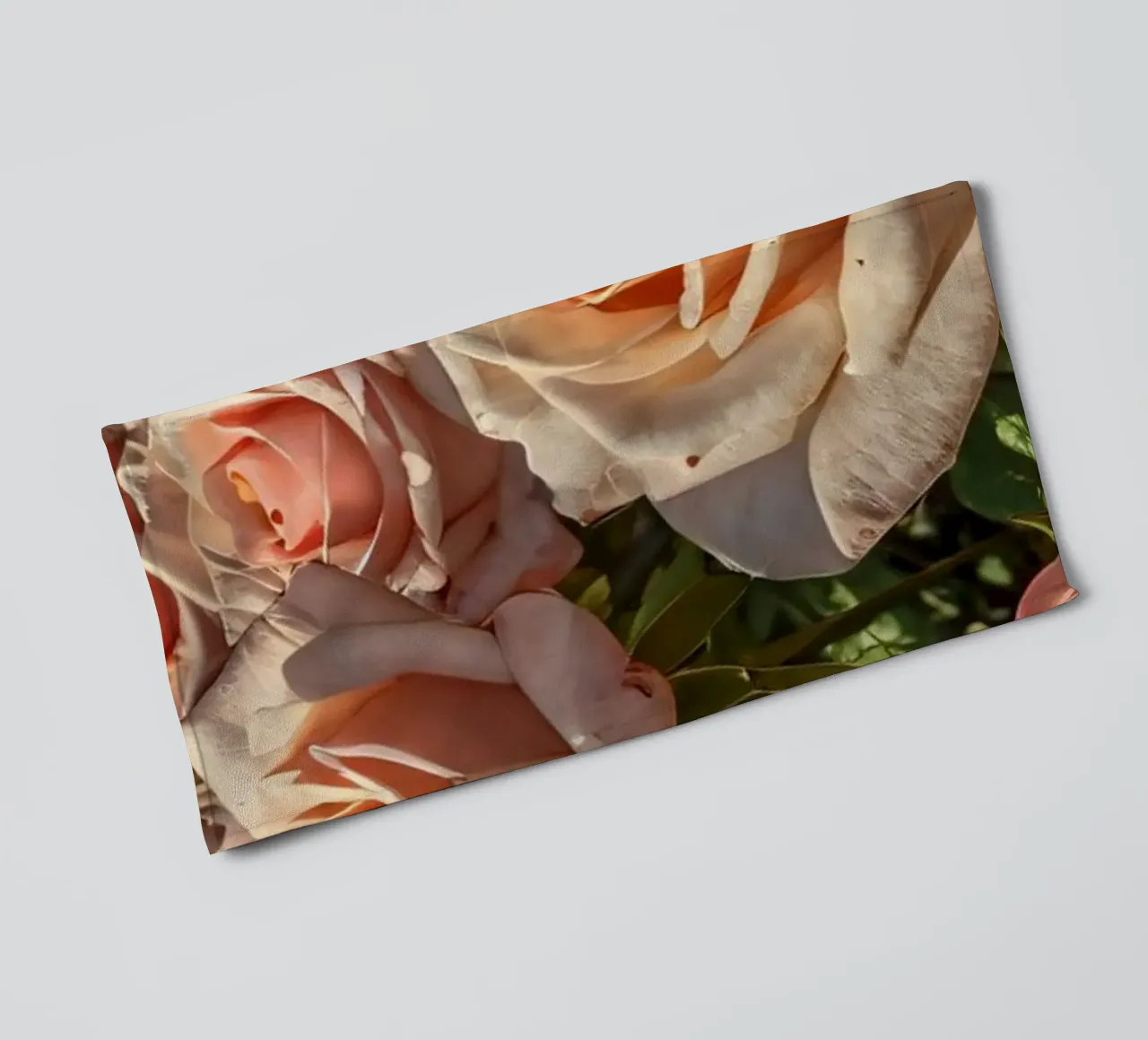 Bellissime rose di pesco in fiore in un giardino vibrante asciugamano da bagno da DesignDoodle