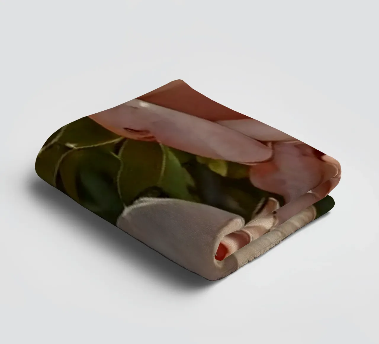 Bellissime rose di pesco in fiore in un giardino vibrante asciugamano da bagno da DesignDoodle