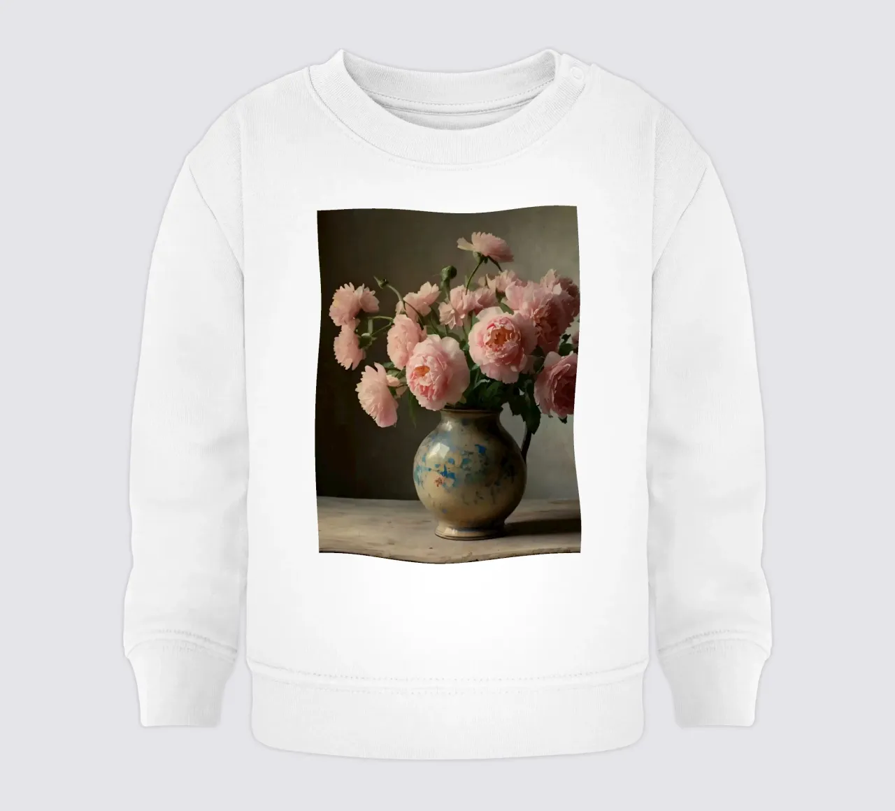 Un vaso rustico pieno di peonie rosa su un tavolo di legno felpa neonato da DesignDoodle