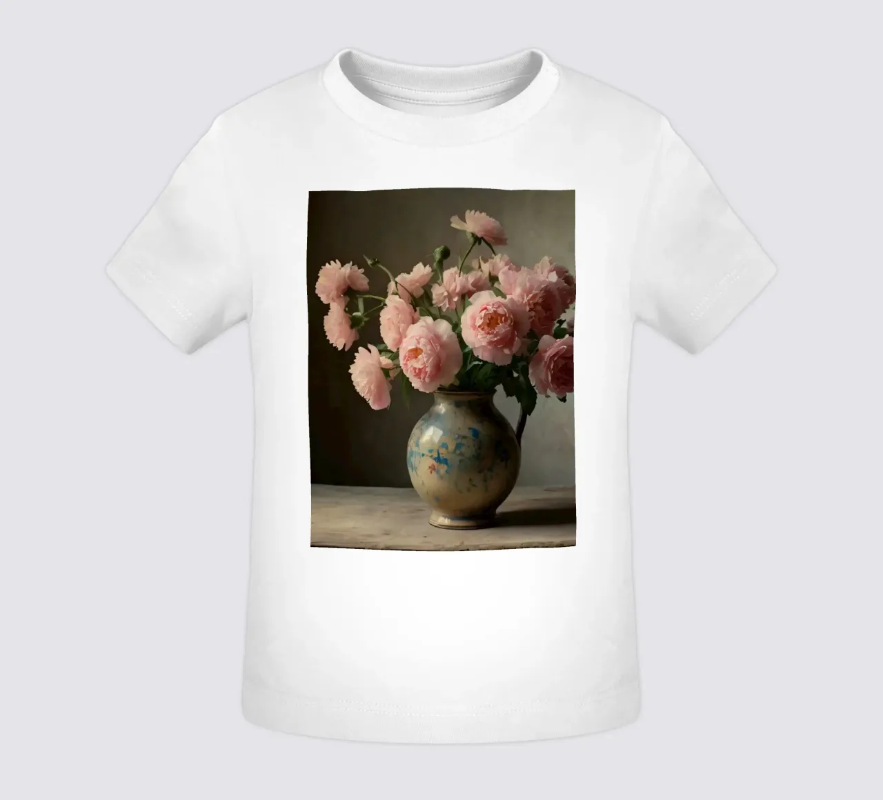 Un vaso rustico pieno di peonie rosa su un tavolo di legno maglietta neonato da DesignDoodle