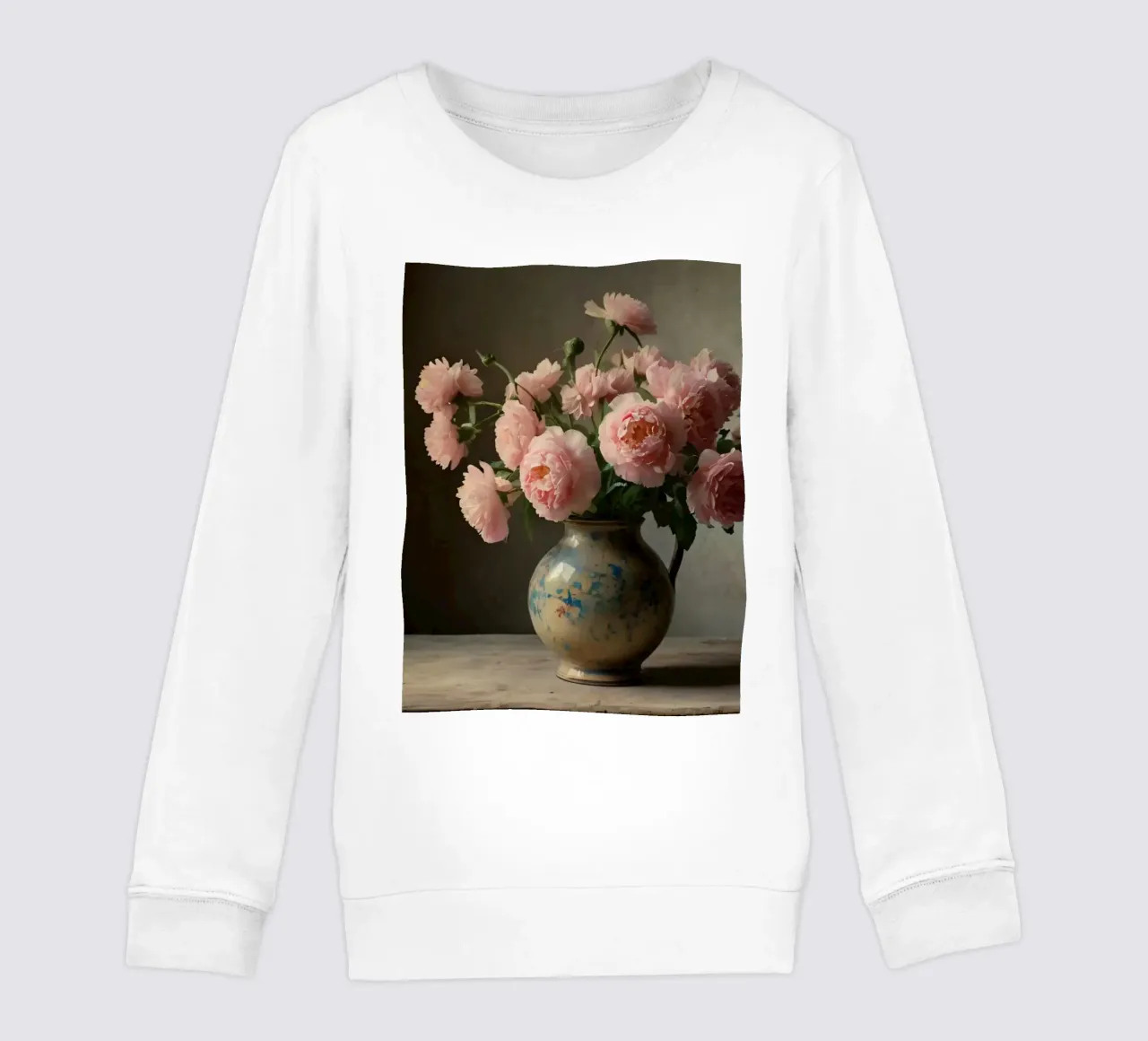 Un vaso rustico pieno di peonie rosa su un tavolo di legno felpa bambino da DesignDoodle
