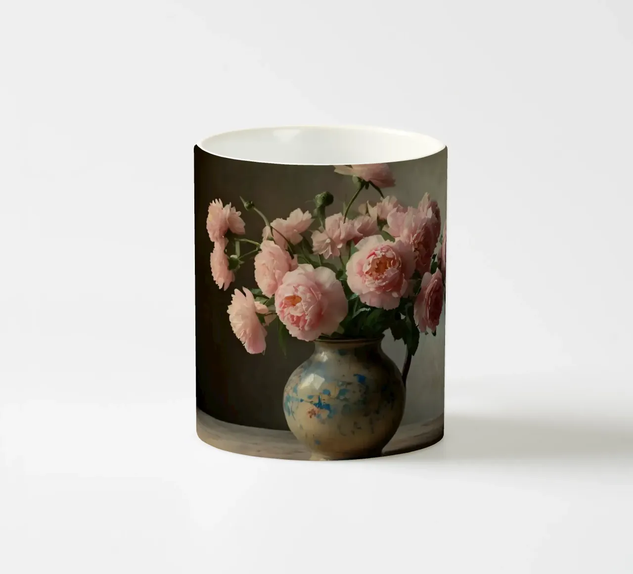 Un vaso rustico pieno di peonie rosa su un tavolo di legno tazza in ceramica da DesignDoodle