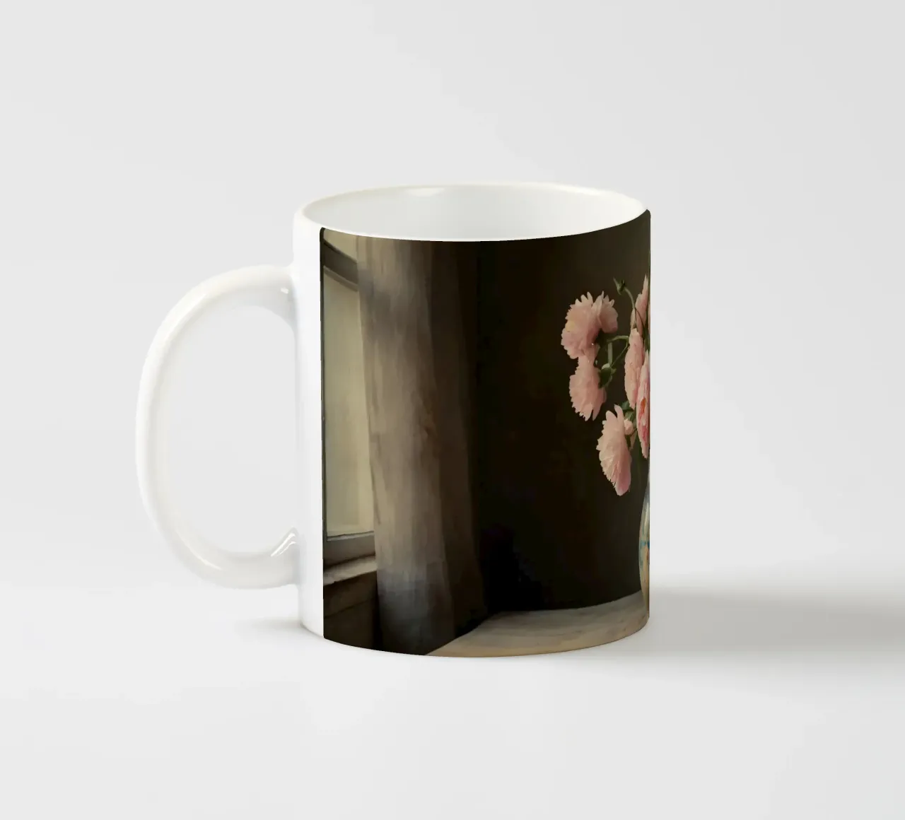 Un vaso rustico pieno di peonie rosa su un tavolo di legno tazza in ceramica da DesignDoodle