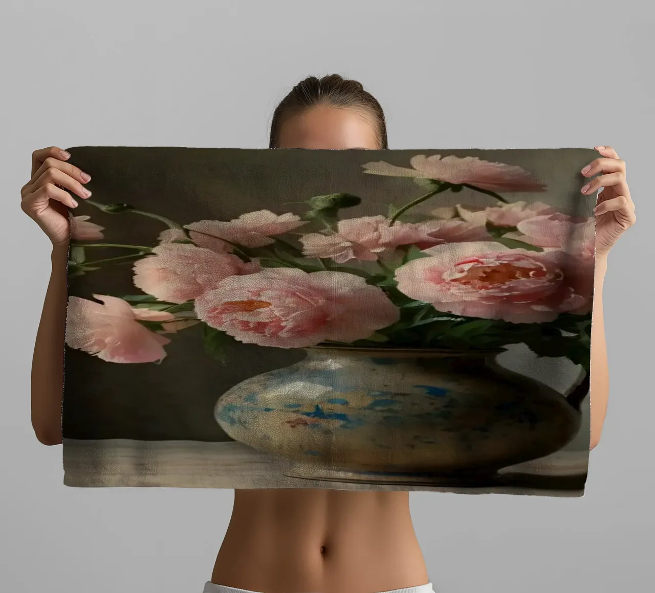 Un vaso rustico pieno di peonie rosa su un tavolo di legno asciugamano da bagno da DesignDoodle