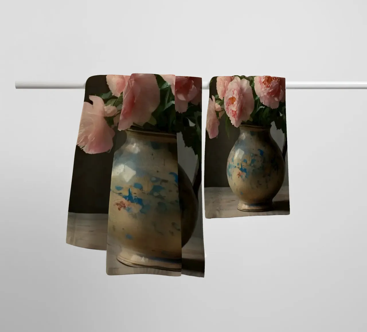 Un vaso rustico pieno di peonie rosa su un tavolo di legno asciugamano da bagno da DesignDoodle