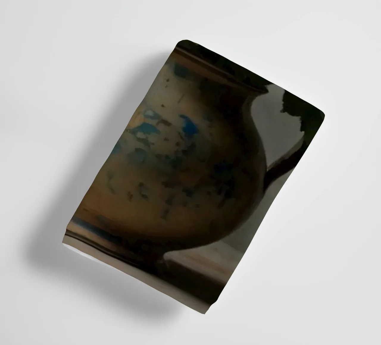 Un vaso rustico pieno di peonie rosa su un tavolo di legno asciugamano da bagno da DesignDoodle