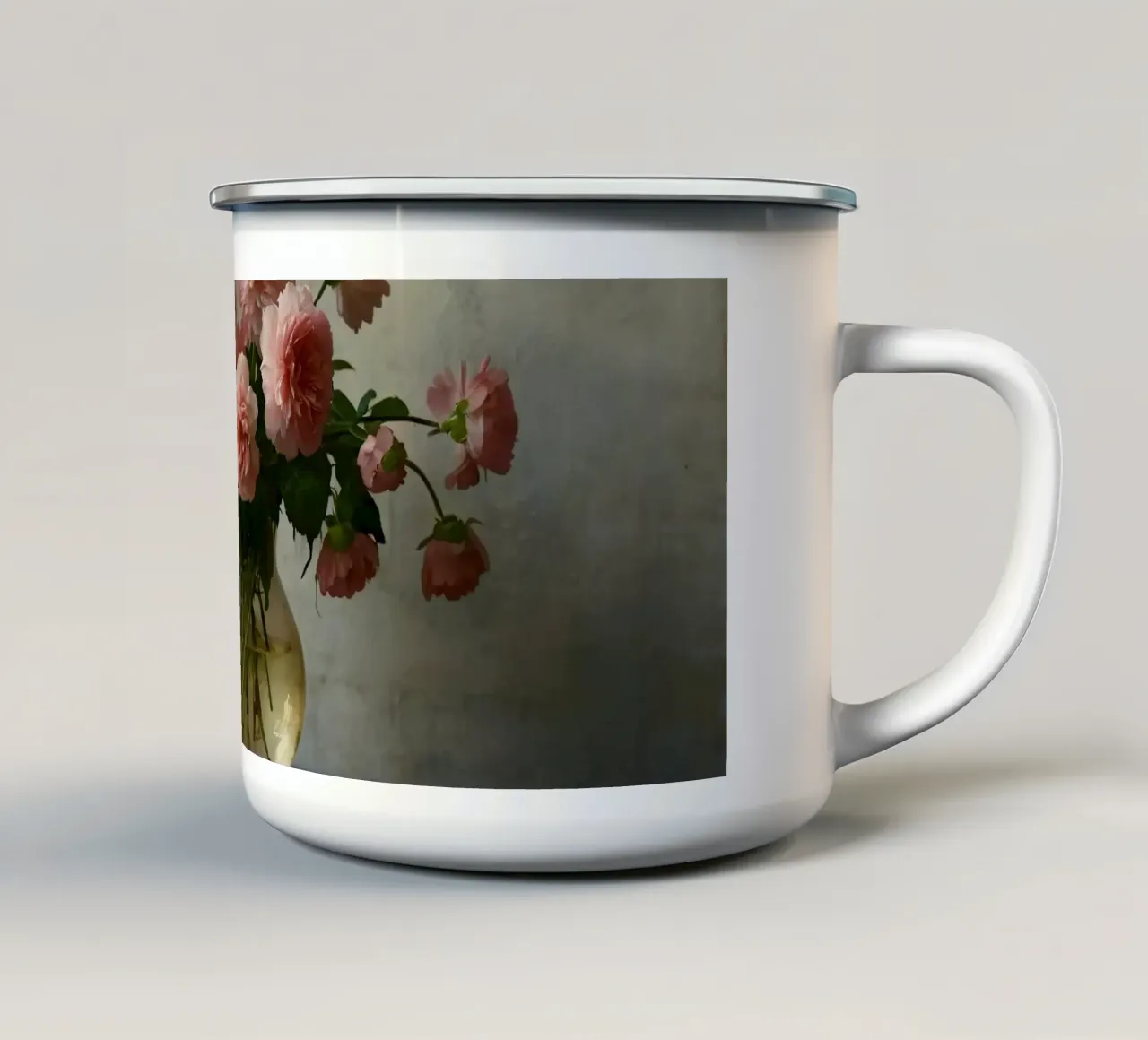 Fiori rosa tenui disposti con grazia in un vaso vintage. tazza in smalto da DesignDoodle