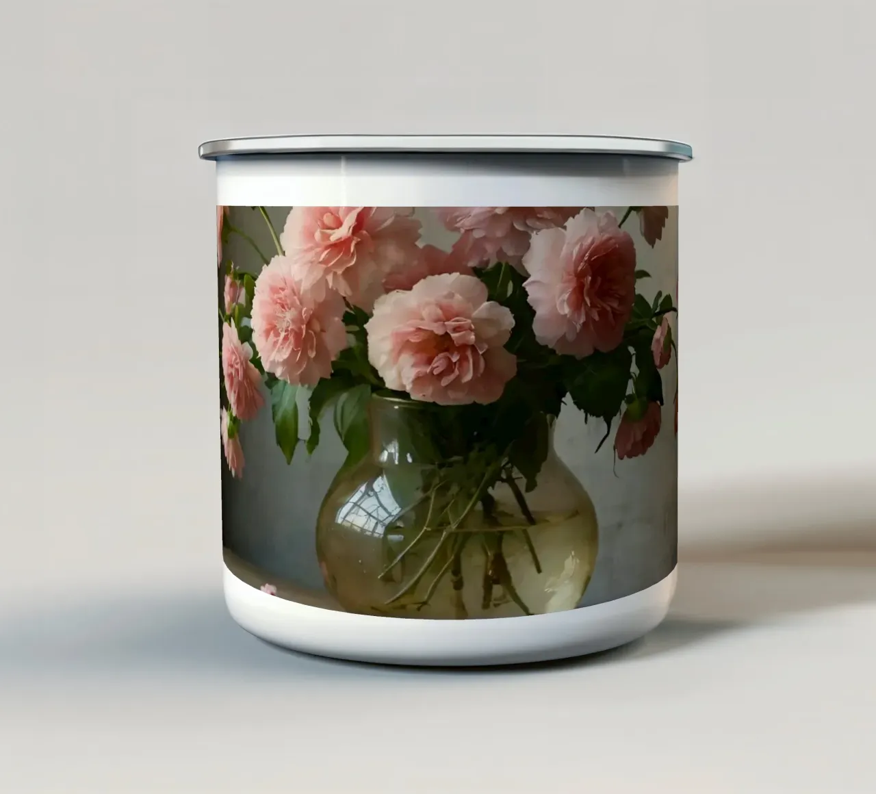 Fiori rosa tenui disposti con grazia in un vaso vintage. tazza in smalto da DesignDoodle