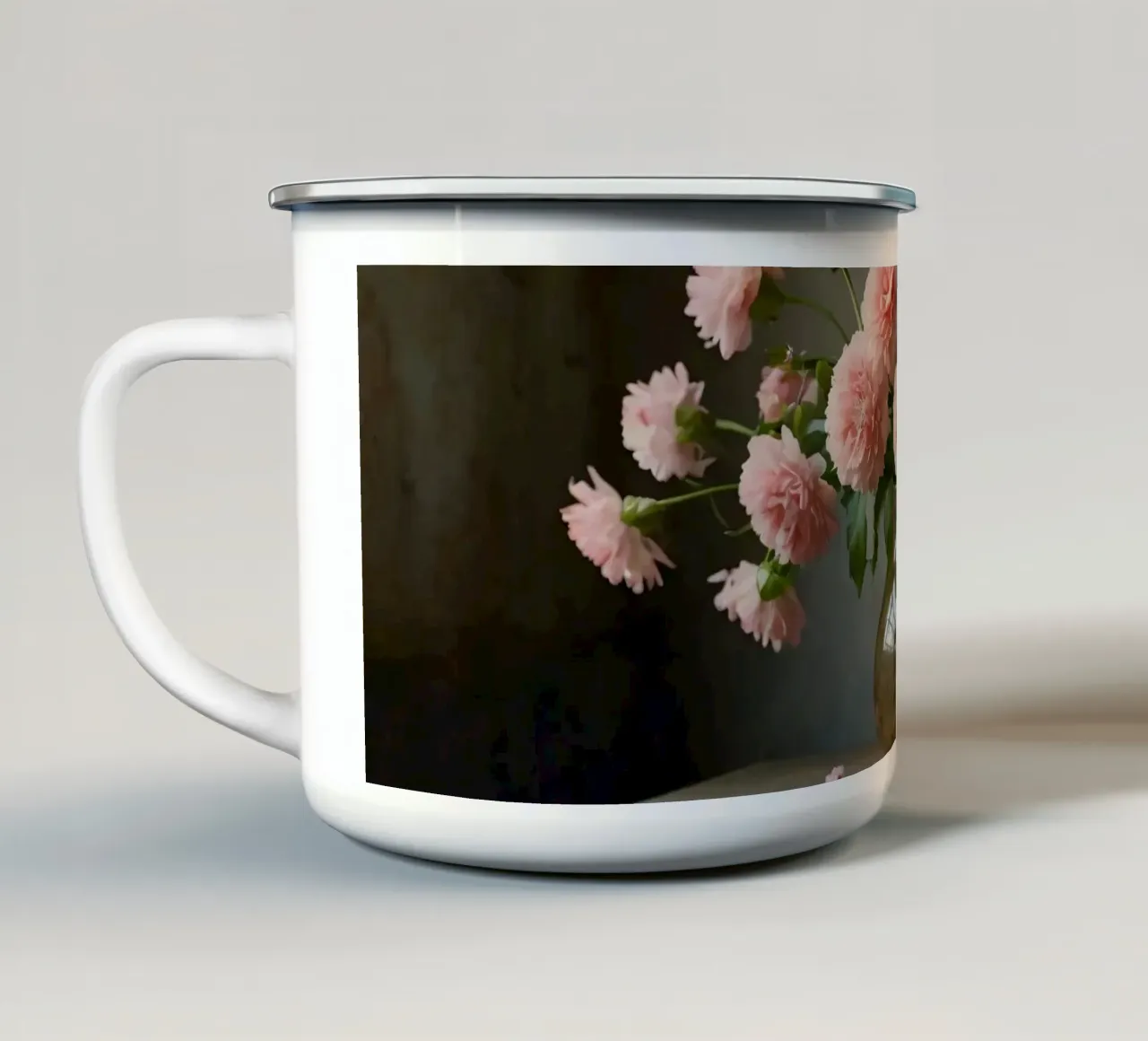 Fiori rosa tenui disposti con grazia in un vaso vintage. tazza in smalto da DesignDoodle